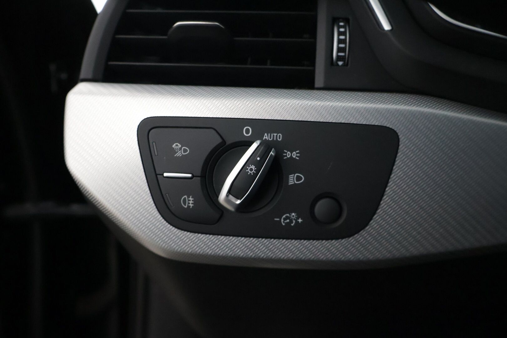 Audi A4 2019 Avant Business Sport Comfort Edition 40 TFSI 140 kW MHEV S tronic * Nahka Sportpenkit / Webasto / Koukku / LED / Sähkökontti * - * Todella hyvä huoltohistoria / Viim. Huolto 132 tkm / Harvinainen & Kestävä Nahkasisusta / Merkkirenkaat * - HULLUT AVAJAISHULINAT KORKOTARJOUS 3,29 %