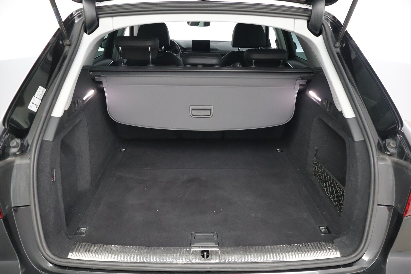 Audi A4 2019 Avant Business Sport Comfort Edition 40 TFSI 140 kW MHEV S tronic * Nahka Sportpenkit / Webasto / Koukku / LED / Sähkökontti * - * Todella hyvä huoltohistoria / Viim. Huolto 132 tkm / Harvinainen & Kestävä Nahkasisusta / Merkkirenkaat * - HULLUT AVAJAISHULINAT KORKOTARJOUS 3,29 %