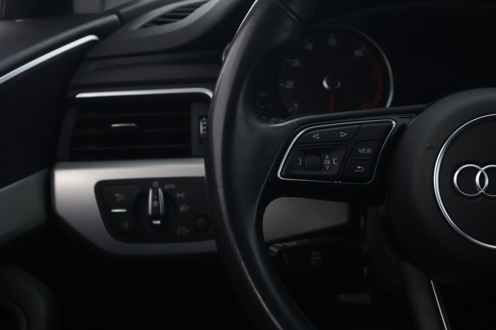 Audi A4 2019 Avant Business Sport Comfort Edition 40 TFSI 140 kW MHEV S tronic * Nahka Sportpenkit / Webasto / Koukku / LED / Sähkökontti * - * Todella hyvä huoltohistoria / Viim. Huolto 132 tkm / Harvinainen & Kestävä Nahkasisusta / Merkkirenkaat * - HULLUT AVAJAISHULINAT KORKOTARJOUS 3,29 %