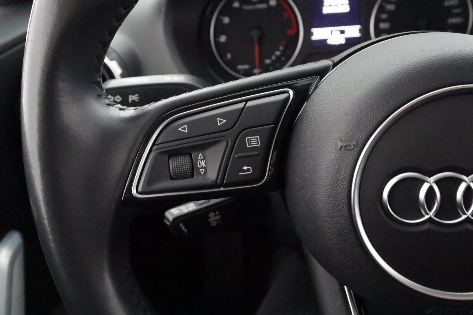 Audi Q2 2020 Pro Business Sport 35 TFSI 110 kW S tronic - | Webasto | Koukku | LED | Vakkari | Pre Sense | P.tutka | Apple & Android | Merkkihuollettu | 1-om suomiauto | 2x renkaat aluin | 