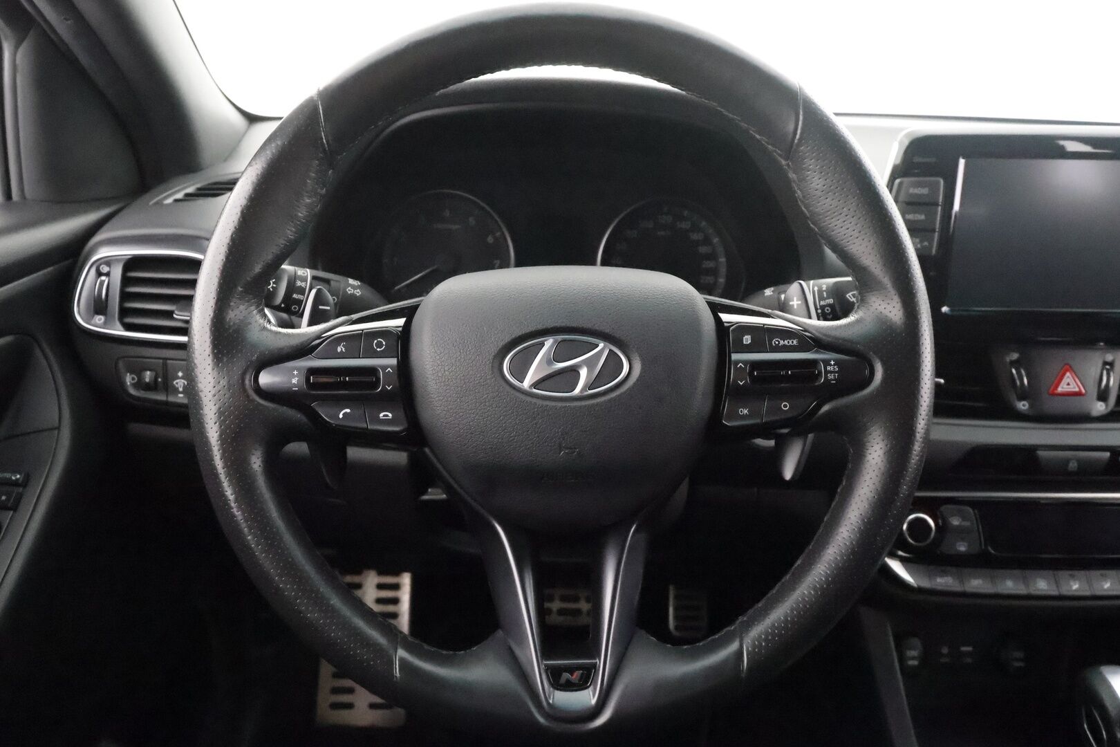 Hyundai i30 Fastback 2020 1,4 T-GDI 140 hv 7DCT-aut N Line - | LED | P.kamera | Vakkari | Keyless | Apple & Android | Lämm. ratti | Lane Assist | Bluetooth | Penkinlämmittimet | Aut. pitkät | 2x renkaat aluin | 