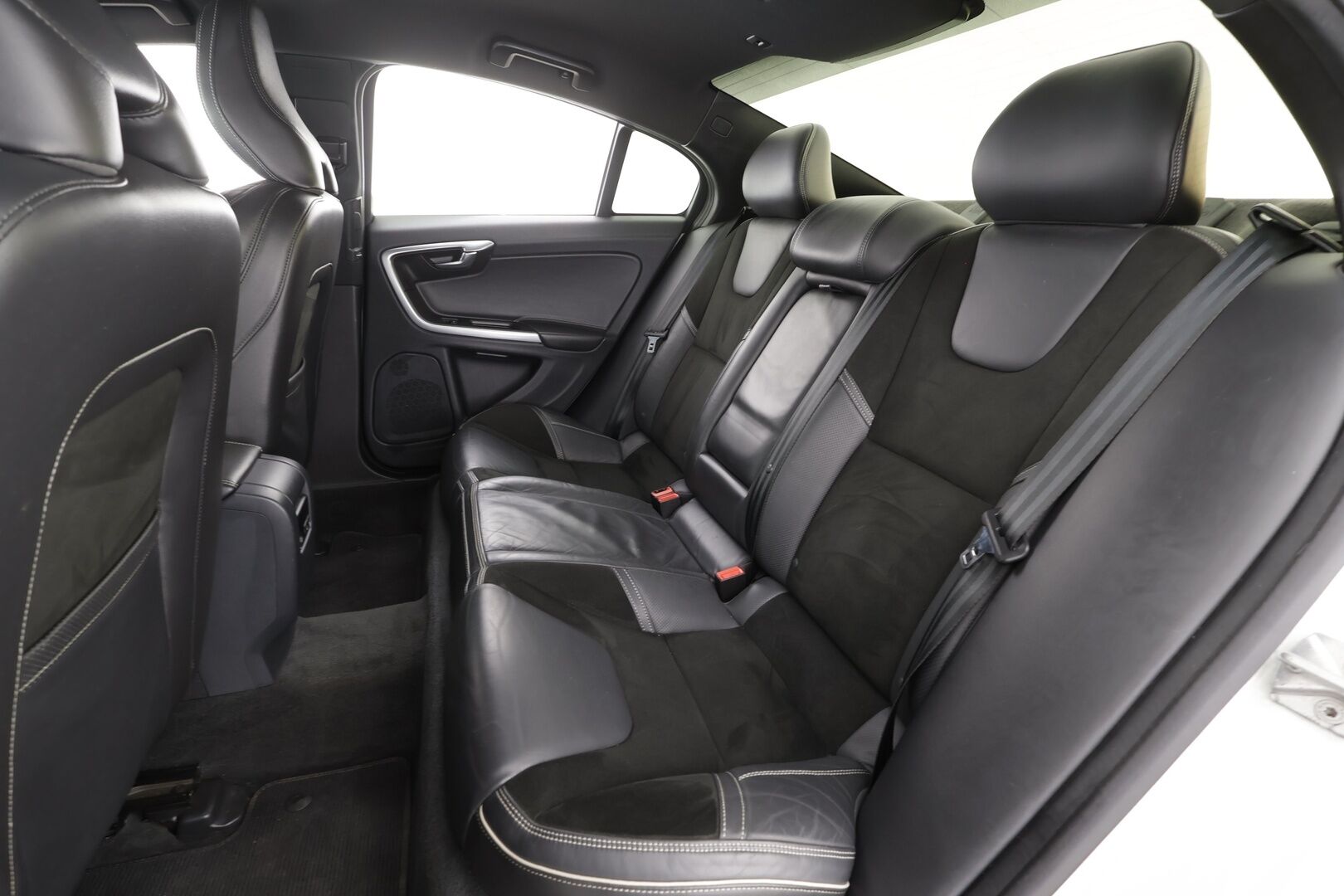 Volvo S60 2017 D3 Business R-Design aut * Vakkari / P.tutkat / Aktiiv.Xenon / Navi / KeylessGo / Muistipenkki / Kaistavahti / Ratinlämmitin / Webasto * - Ilman AD-blue järjestelmää / Webasto / 2x Vanteet 