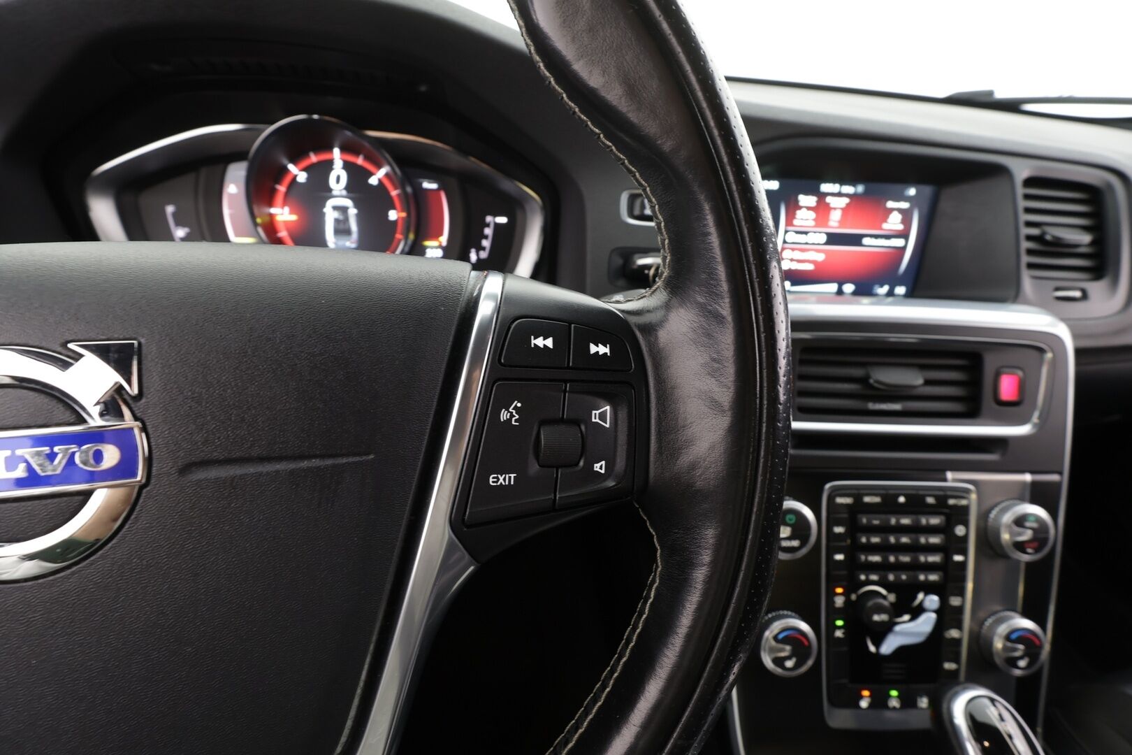 Volvo S60 2017 D3 Business R-Design aut * Vakkari / P.tutkat / Aktiiv.Xenon / Navi / KeylessGo / Muistipenkki / Kaistavahti / Ratinlämmitin / Webasto * - Kahdet renkaat aluvanteilla - HULLUT JOULUT KORKOTARJOUS 2,49% 