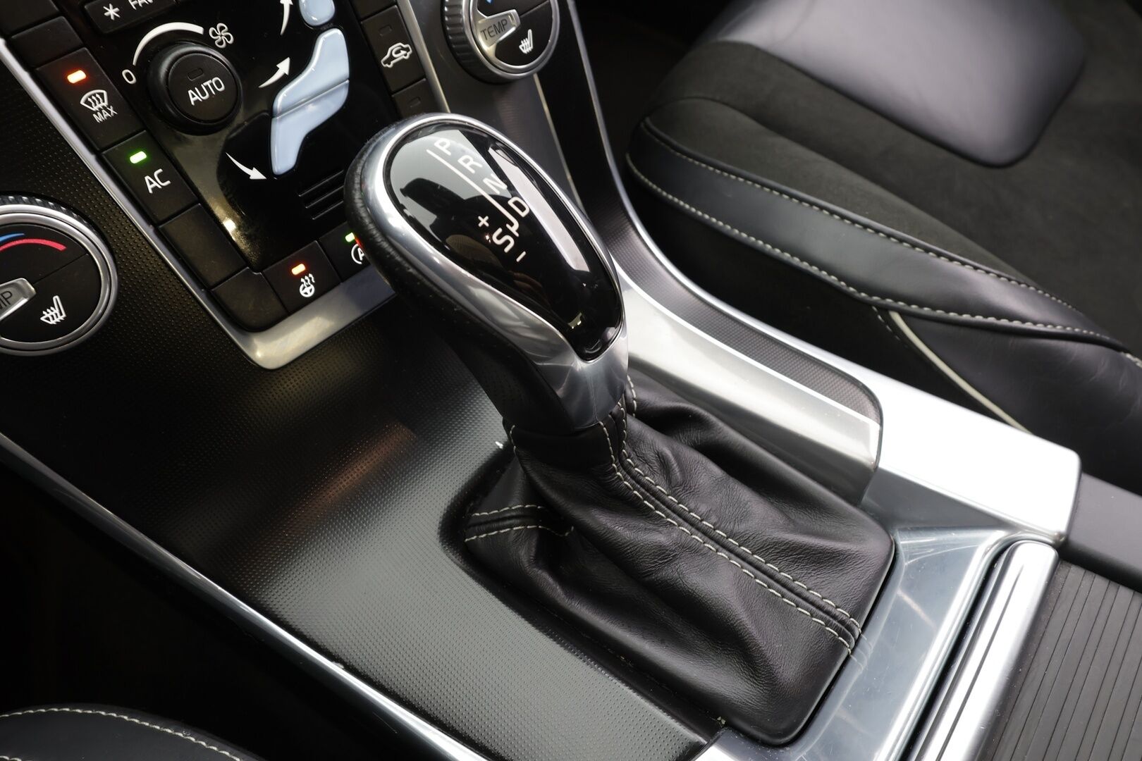 Volvo S60 2017 D3 Business R-Design aut * Vakkari / P.tutkat / Aktiiv.Xenon / Navi / KeylessGo / Muistipenkki / Kaistavahti / Ratinlämmitin / Webasto * - Ilman AD-blue järjestelmää / Webasto / 2x Vanteet 