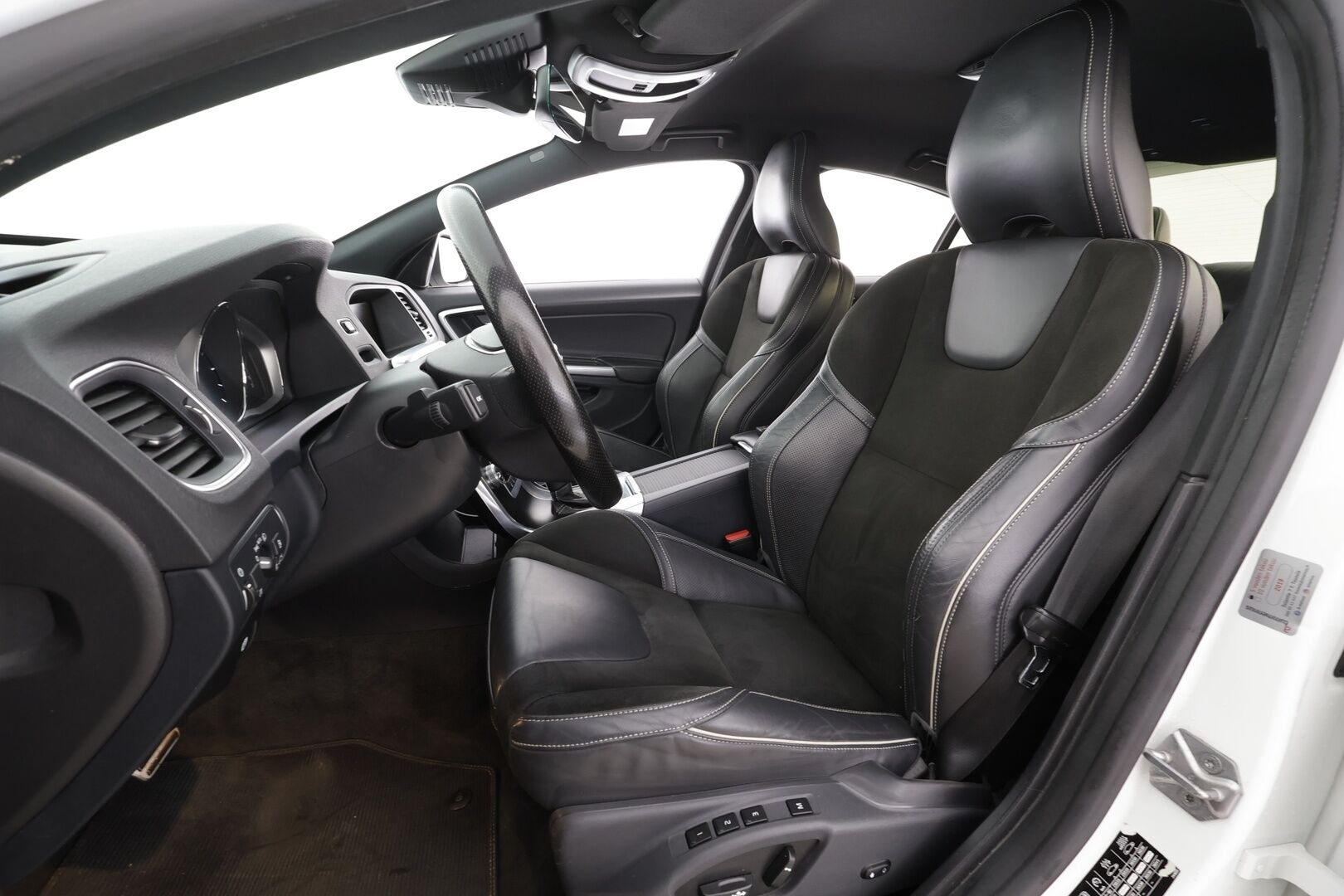 Volvo S60 2017 D3 Business R-Design aut * Vakkari / P.tutkat / Aktiiv.Xenon / Navi / KeylessGo / Muistipenkki / Kaistavahti / Ratinlämmitin / Webasto * - Ilman AD-blue järjestelmää / Webasto / 2x Vanteet 