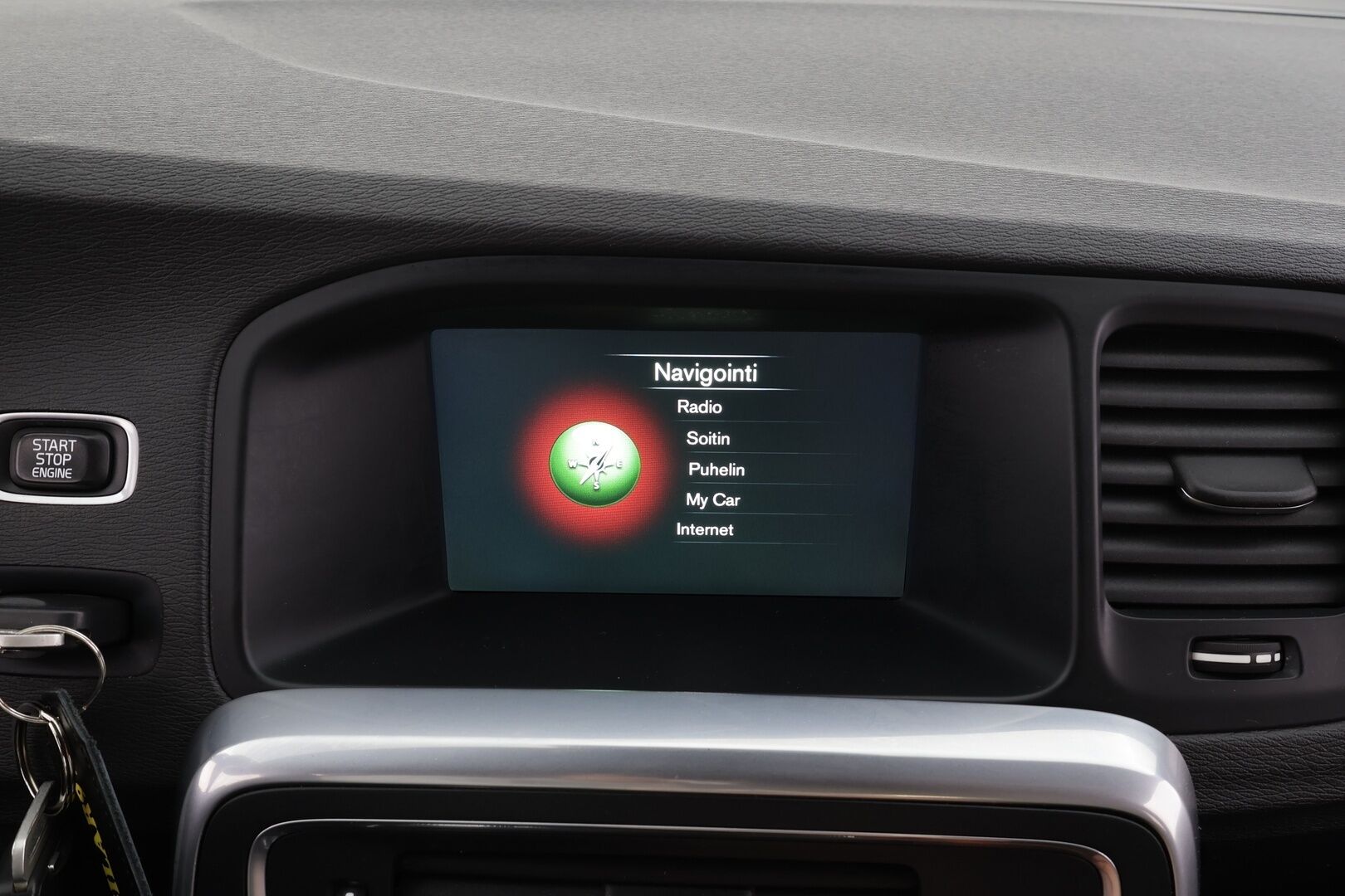 Volvo S60 2017 D3 Business R-Design aut * Vakkari / P.tutkat / Aktiiv.Xenon / Navi / KeylessGo / Muistipenkki / Kaistavahti / Ratinlämmitin / Webasto * - Kahdet renkaat aluvanteilla - HULLUT JOULUT KORKOTARJOUS 2,49% 