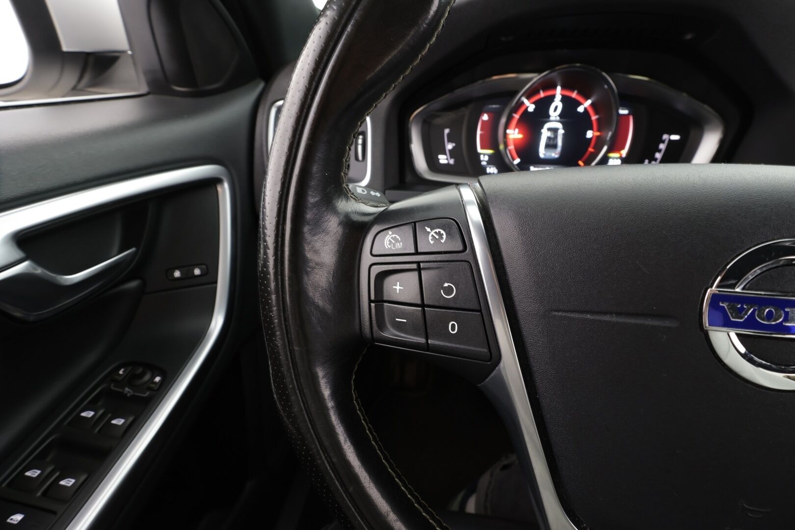 Volvo S60 2017 D3 Business R-Design aut * Vakkari / P.tutkat / Aktiiv.Xenon / Navi / KeylessGo / Muistipenkki / Kaistavahti / Ratinlämmitin / Webasto * - Kahdet renkaat aluvanteilla - HULLUT JOULUT KORKOTARJOUS 2,49% 