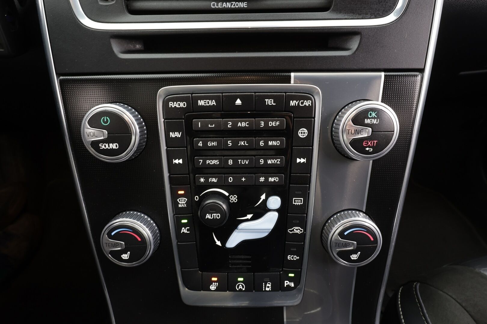 Volvo S60 2017 D3 Business R-Design aut * Vakkari / P.tutkat / Aktiiv.Xenon / Navi / KeylessGo / Muistipenkki / Kaistavahti / Ratinlämmitin / Webasto * - Kahdet renkaat aluvanteilla - HULLUT JOULUT KORKOTARJOUS 2,49% 