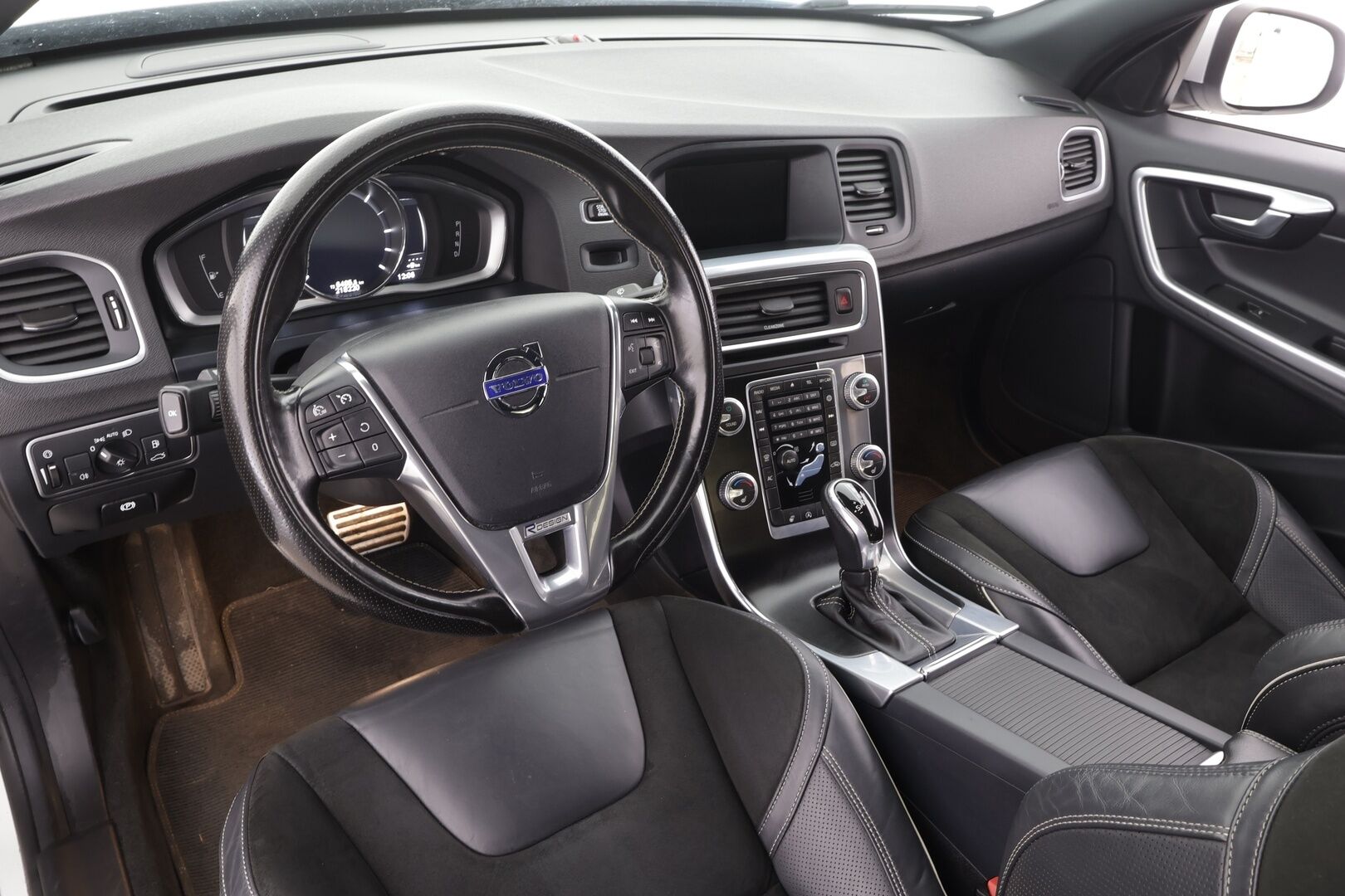 Volvo S60 2017 D3 Business R-Design aut * Vakkari / P.tutkat / Aktiiv.Xenon / Navi / KeylessGo / Muistipenkki / Kaistavahti / Ratinlämmitin / Webasto * - Kahdet renkaat aluvanteilla - HULLUT JOULUT KORKOTARJOUS 2,49% 