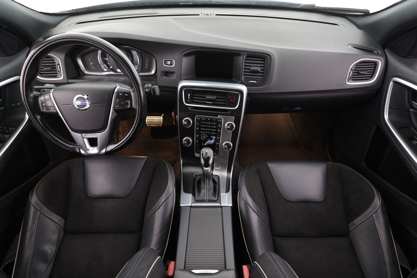 Volvo S60 2017 D3 Business R-Design aut * Vakkari / P.tutkat / Aktiiv.Xenon / Navi / KeylessGo / Muistipenkki / Kaistavahti / Ratinlämmitin / Webasto * - Ilman AD-blue järjestelmää / Webasto / 2x Vanteet 