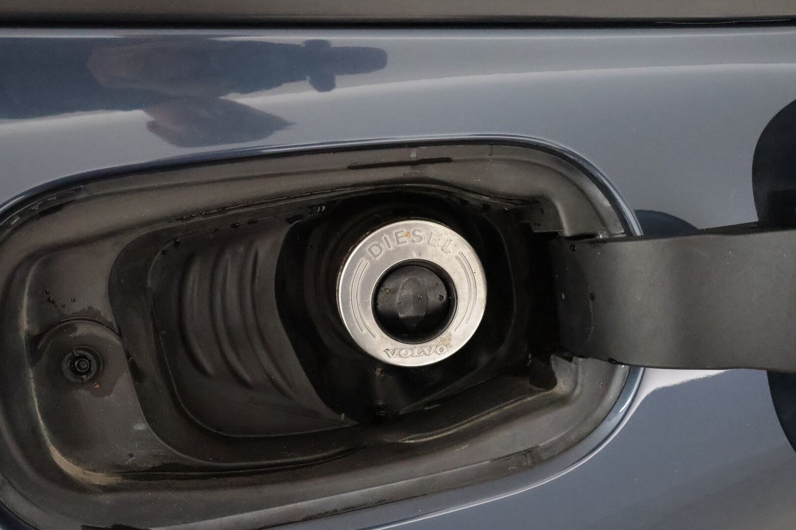 Volvo V90 2018 D3 AWD Autom **Adapt.vakkari / Webasto / LED / Navi / P.kamera / Koukku** - Kahdet renkaat aluvanteilla / Penkinlämmittimet takana / Ratin lämmitin