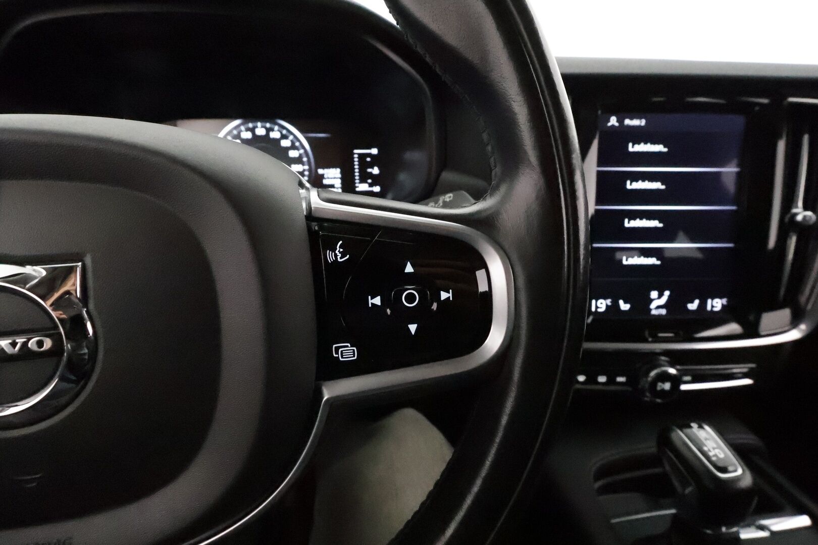 Volvo V90 2018 D3 AWD Autom **Adapt.vakkari / Webasto / LED / Navi / P.kamera / Koukku** - Kahdet renkaat aluvanteilla / Penkinlämmittimet takana / Ratin lämmitin