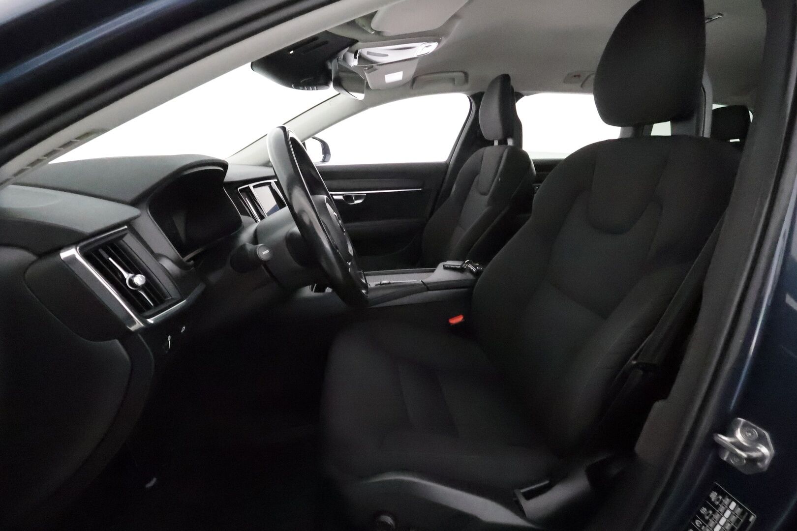 Volvo V90 2018 D3 AWD Autom **Adapt.vakkari / Webasto / LED / Navi / P.kamera / Koukku** - Kahdet renkaat aluvanteilla / Penkinlämmittimet takana / Ratin lämmitin
