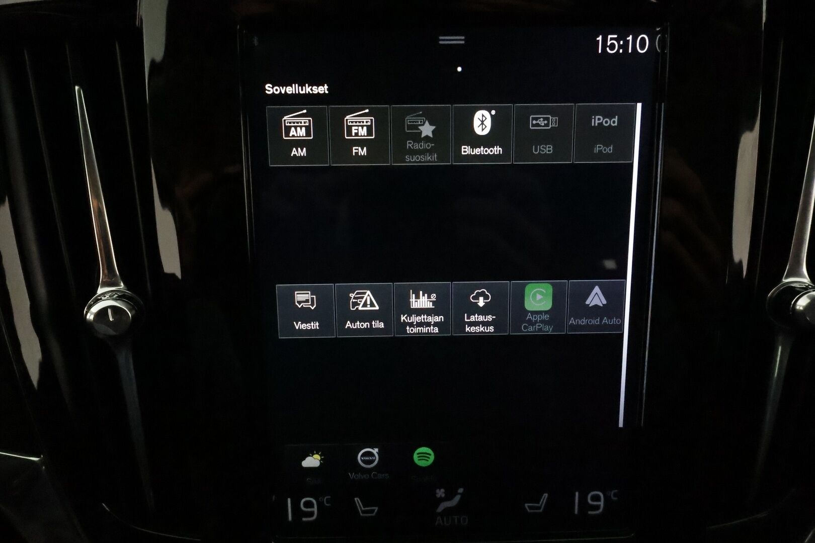 Volvo V90 2018 D3 AWD Autom **Adapt.vakkari / Webasto / LED / Navi / P.kamera / Koukku** - Kahdet renkaat aluvanteilla / Penkinlämmittimet takana / Ratin lämmitin