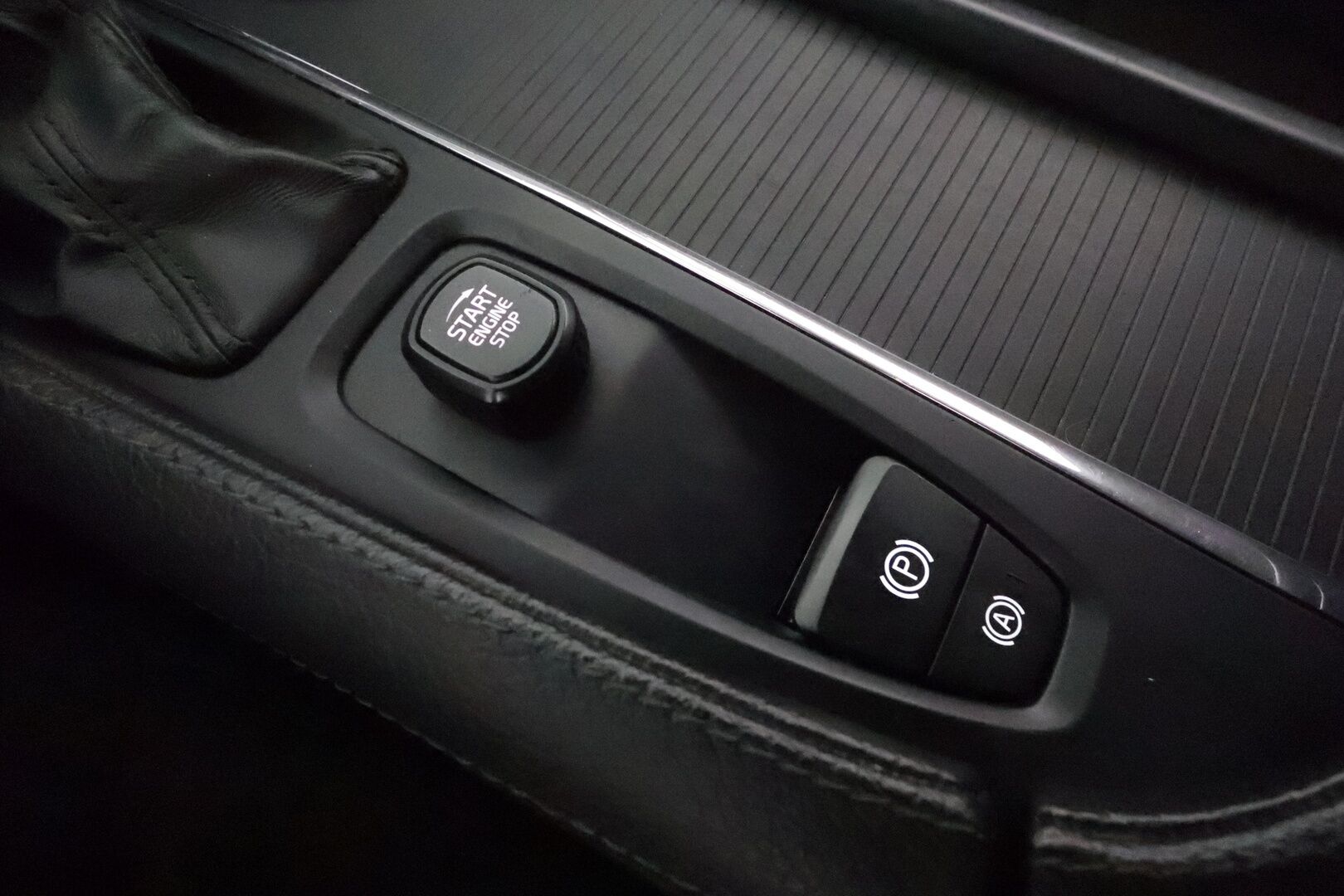 Volvo V90 2018 D3 AWD Autom **Adapt.vakkari / Webasto / LED / Navi / P.kamera / Koukku** - Kahdet renkaat aluvanteilla / Penkinlämmittimet takana / Ratin lämmitin