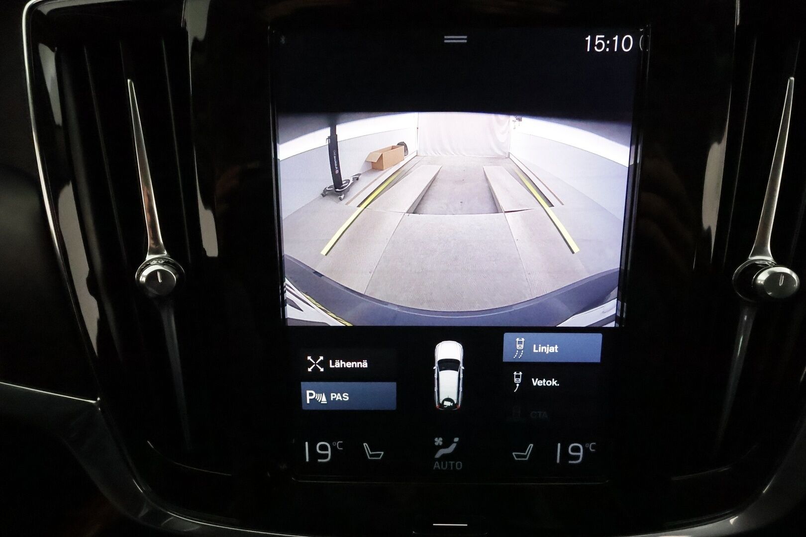 Volvo V90 2018 D3 AWD Autom **Adapt.vakkari / Webasto / LED / Navi / P.kamera / Koukku** - Kahdet renkaat aluvanteilla / Penkinlämmittimet takana / Ratin lämmitin