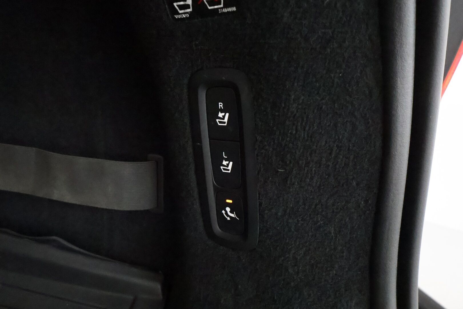 Volvo V90 2018 D3 AWD Autom **Adapt.vakkari / Webasto / LED / Navi / P.kamera / Koukku** - Kahdet renkaat aluvanteilla / Penkinlämmittimet takana / Ratin lämmitin