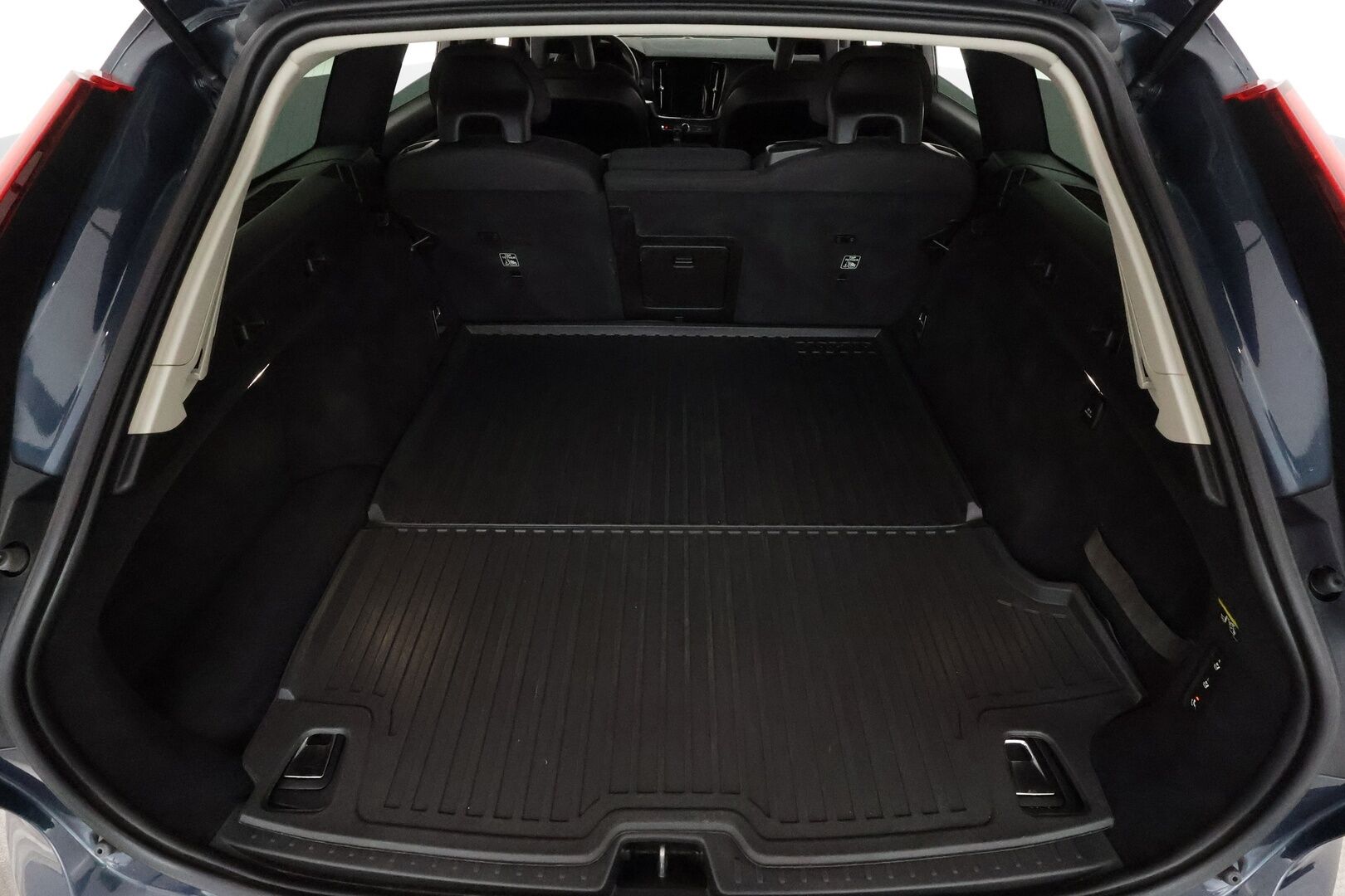 Volvo V90 2018 D3 AWD Autom **Adapt.vakkari / Webasto / LED / Navi / P.kamera / Koukku** - Kahdet renkaat aluvanteilla / Penkinlämmittimet takana / Ratin lämmitin