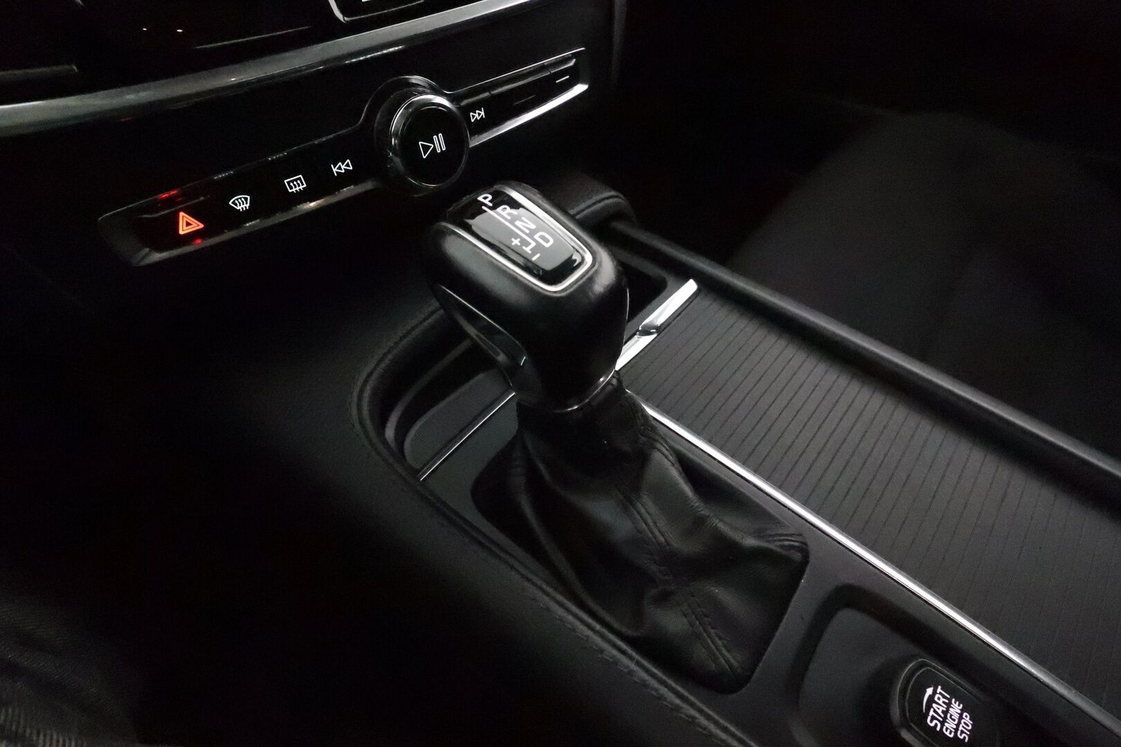 Volvo V90 2018 D3 AWD Autom **Adapt.vakkari / Webasto / LED / Navi / P.kamera / Koukku** - Kahdet renkaat aluvanteilla / Penkinlämmittimet takana / Ratin lämmitin