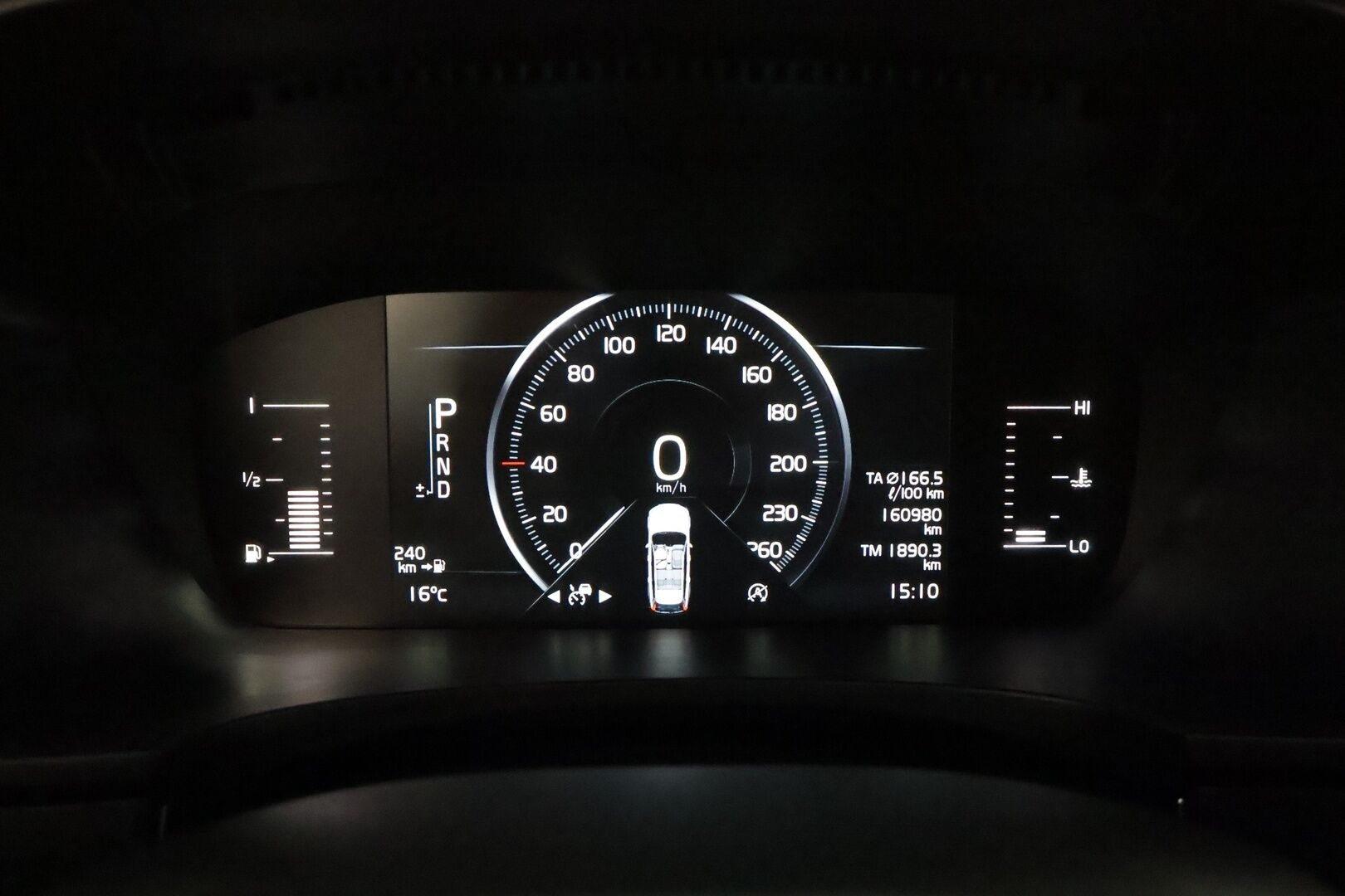 Volvo V90 2018 D3 AWD Autom **Adapt.vakkari / Webasto / LED / Navi / P.kamera / Koukku** - Kahdet renkaat aluvanteilla / Penkinlämmittimet takana / Ratin lämmitin