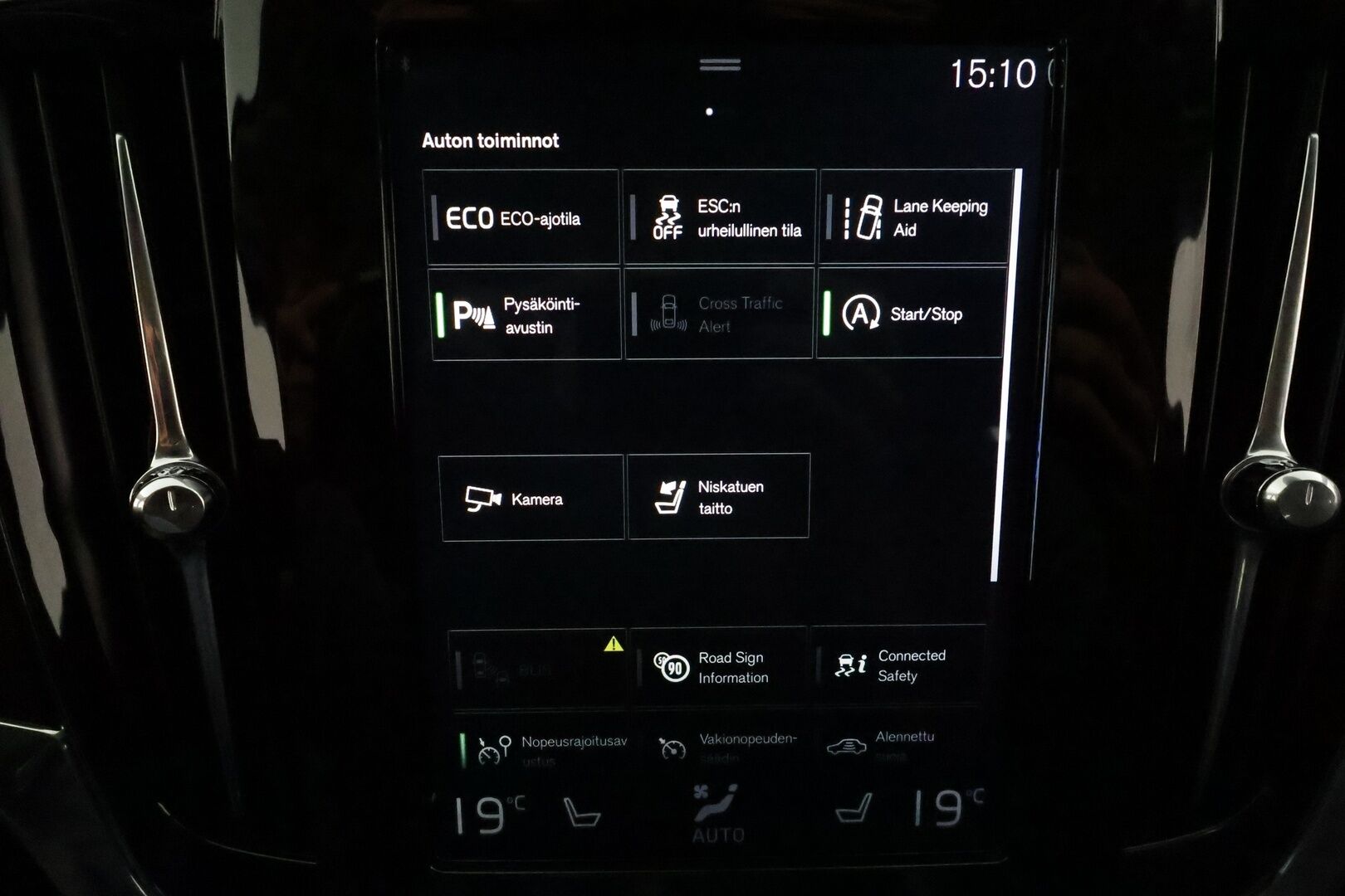 Volvo V90 2018 D3 AWD Autom **Adapt.vakkari / Webasto / LED / Navi / P.kamera / Koukku** - Kahdet renkaat aluvanteilla / Penkinlämmittimet takana / Ratin lämmitin