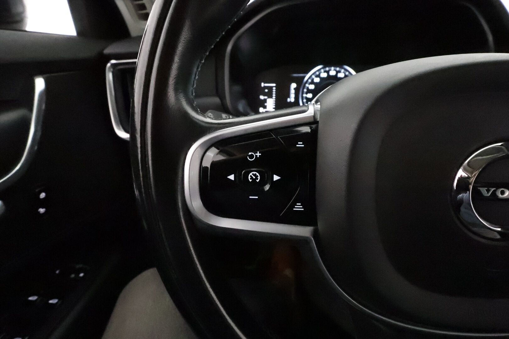Volvo V90 2018 D3 AWD Autom **Adapt.vakkari / Webasto / LED / Navi / P.kamera / Koukku** - Kahdet renkaat aluvanteilla / Penkinlämmittimet takana / Ratin lämmitin