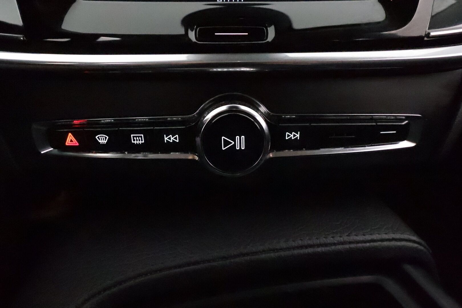 Volvo V90 2018 D3 AWD Autom **Adapt.vakkari / Webasto / LED / Navi / P.kamera / Koukku** - Kahdet renkaat aluvanteilla / Penkinlämmittimet takana / Ratin lämmitin