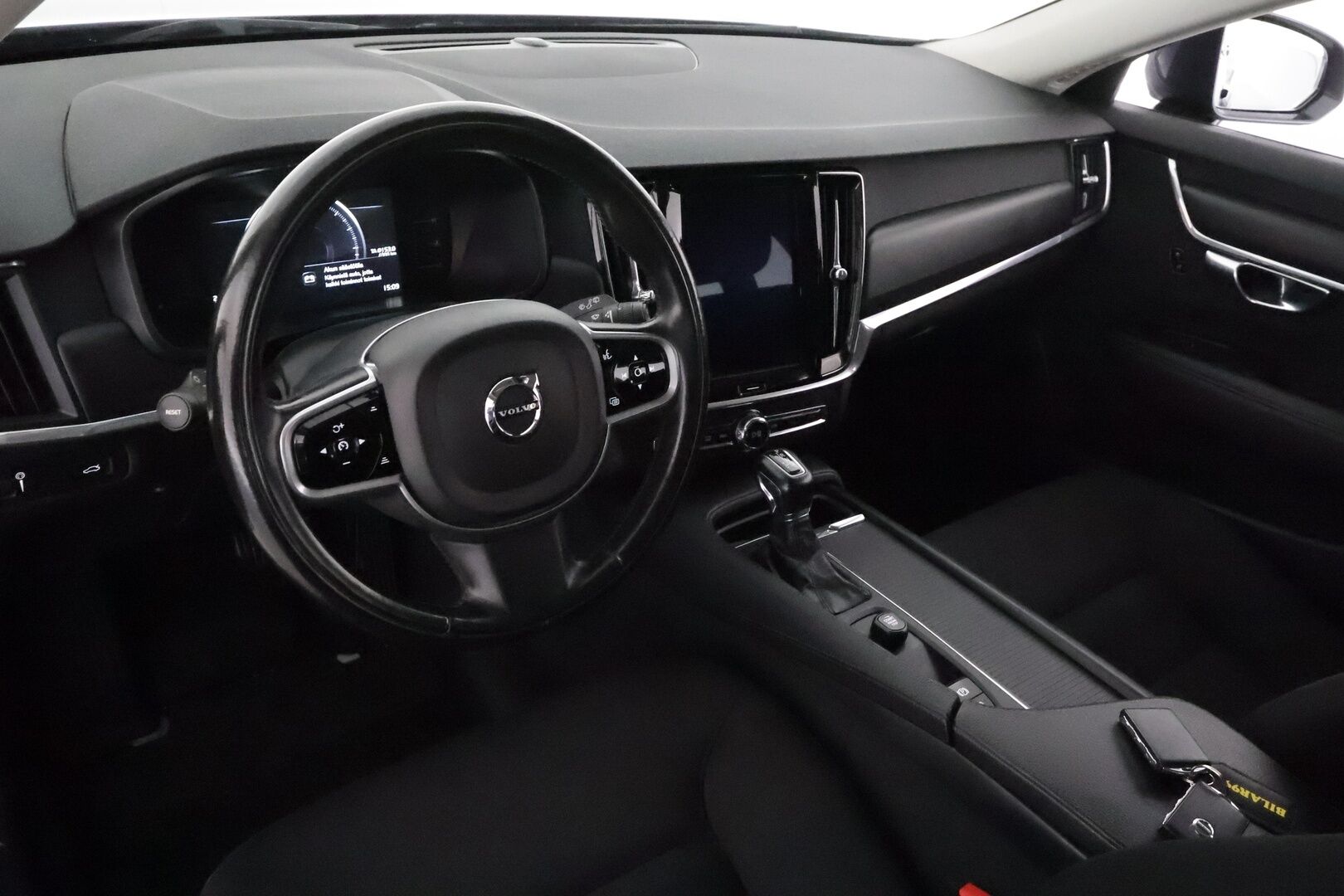 Volvo V90 2018 D3 AWD Autom **Adapt.vakkari / Webasto / LED / Navi / P.kamera / Koukku** - Kahdet renkaat aluvanteilla / Penkinlämmittimet takana / Ratin lämmitin