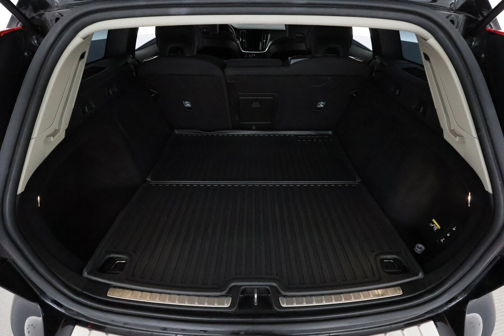 Volvo V60 2019 D3 AWD Momentum aut *ACC / Koukku / Webasto / LED / Navi / Pilot Assist / Tutka* - Kahdet Volvon vanteet / Jakopää tehty /  Viimeisin huolto 8 / 25