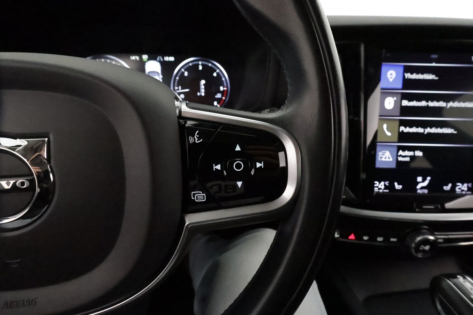 Volvo V60 2019 D3 AWD Momentum aut *ACC / Koukku / Webasto / LED / Navi / Pilot Assist / Tutka* - KATSO MIHIN HINTAAN! / Kahdet Volvon vanteet / Jakopää tehty /  Viimeisin huolto 8 / 25 - Osta nyt, maksa vasta ensi vuonna