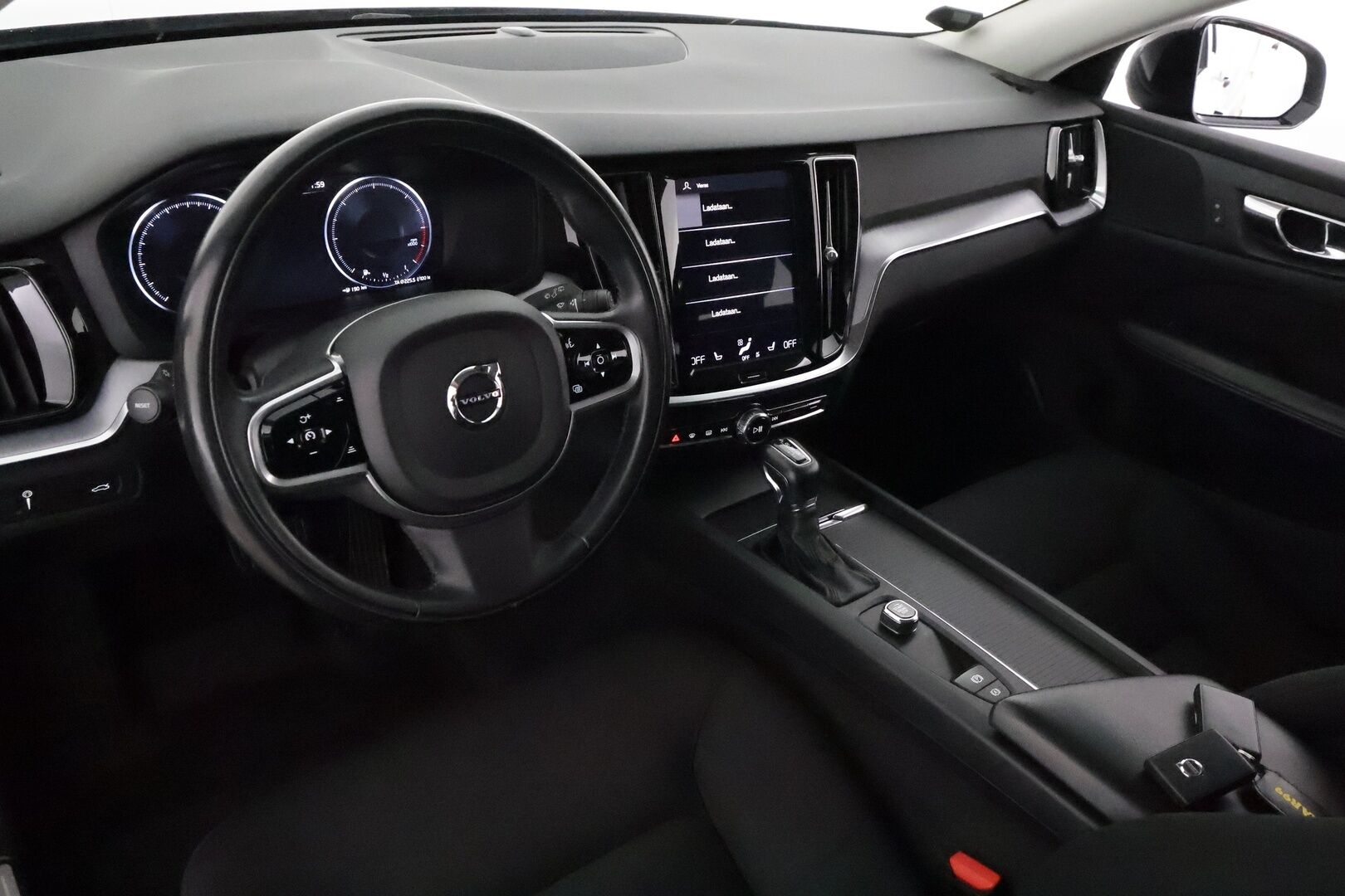 Volvo V60 2019 D3 AWD Momentum aut *ACC / Koukku / Webasto / LED / Navi / Pilot Assist / Tutka* - KATSO MIHIN HINTAAN! / Kahdet Volvon vanteet / Jakopää tehty /  Viimeisin huolto 8 / 25 - Osta nyt, maksa vasta ensi vuonna