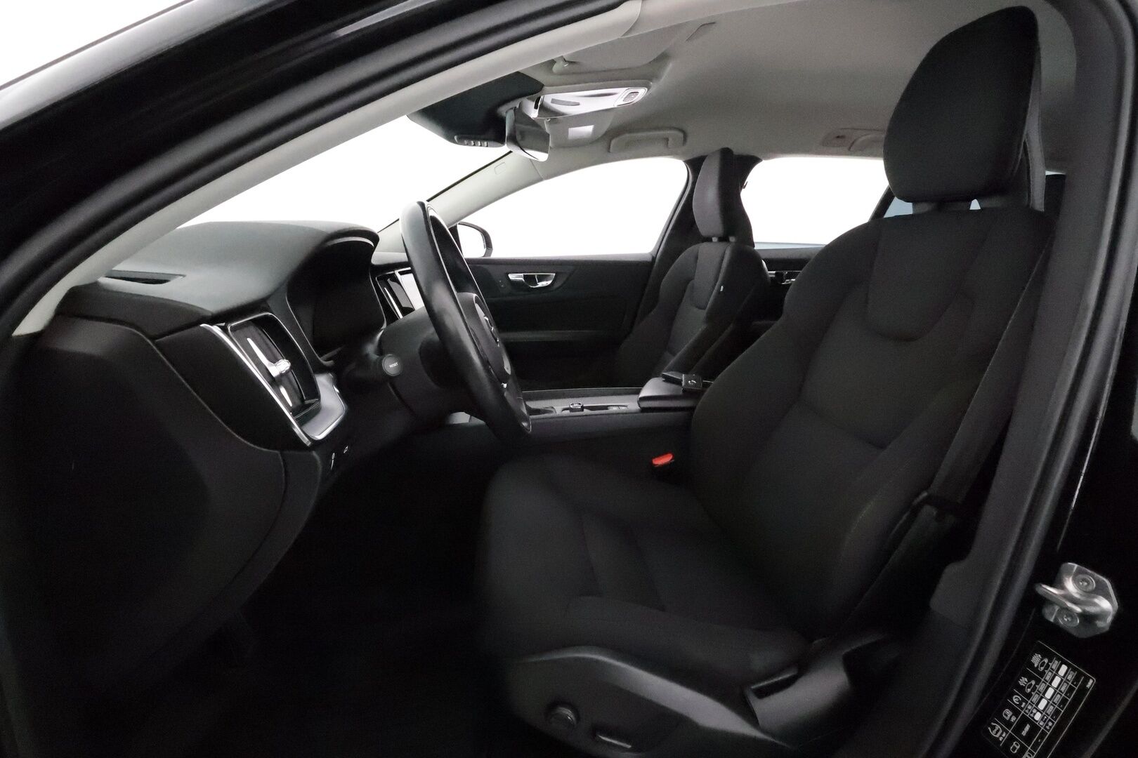 Volvo V60 2019 D3 AWD Momentum aut *ACC / Koukku / Webasto / LED / Navi / Pilot Assist / Tutka* - KATSO MIHIN HINTAAN! / Kahdet Volvon vanteet / Jakopää tehty /  Viimeisin huolto 8 / 25 - Osta nyt, maksa vasta ensi vuonna