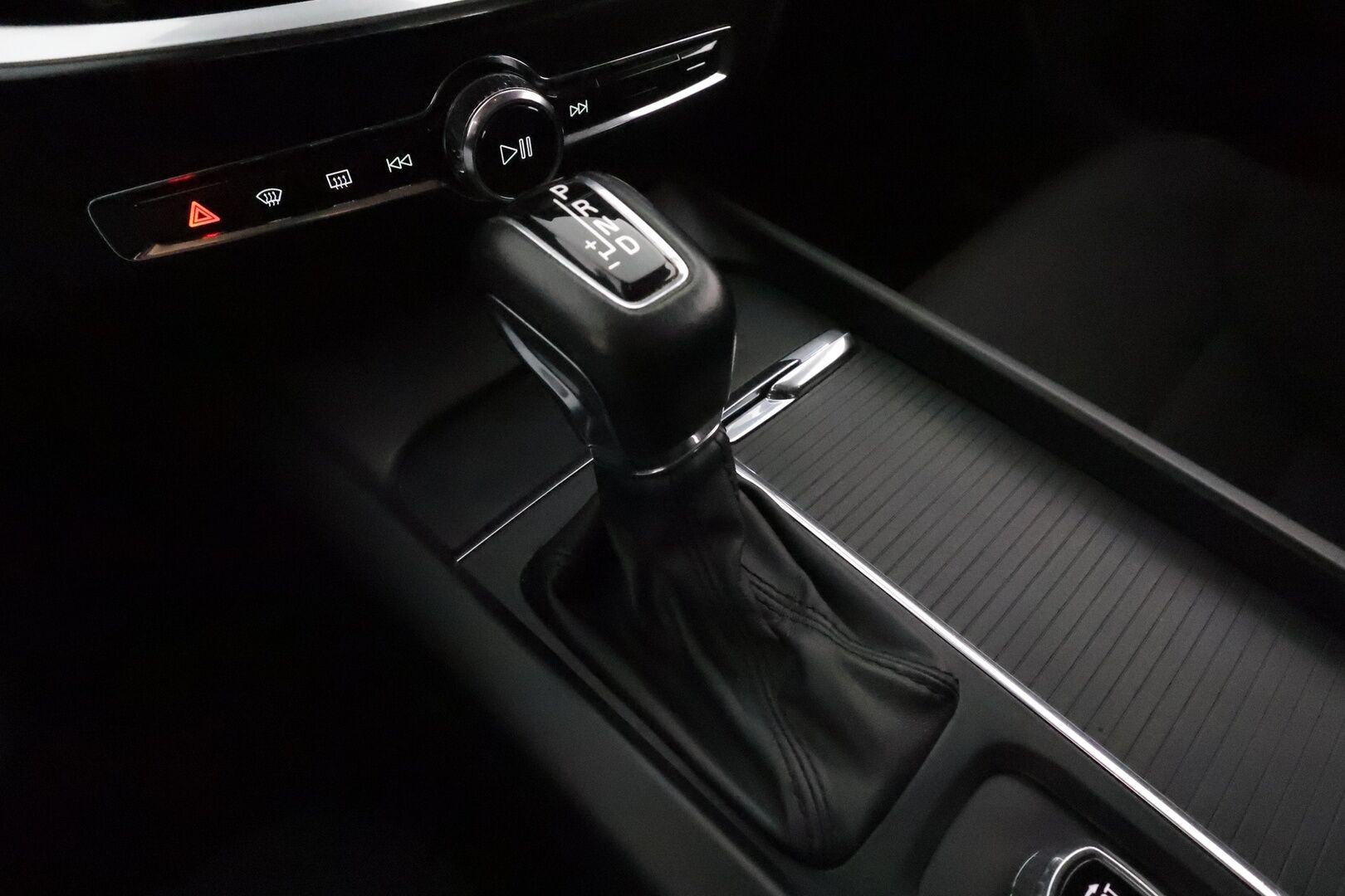 Volvo V60 2019 D3 AWD Momentum aut *ACC / Koukku / Webasto / LED / Navi / Pilot Assist / Tutka* - Kahdet Volvon vanteet / Jakopää tehty /  Viimeisin huolto 8 / 25