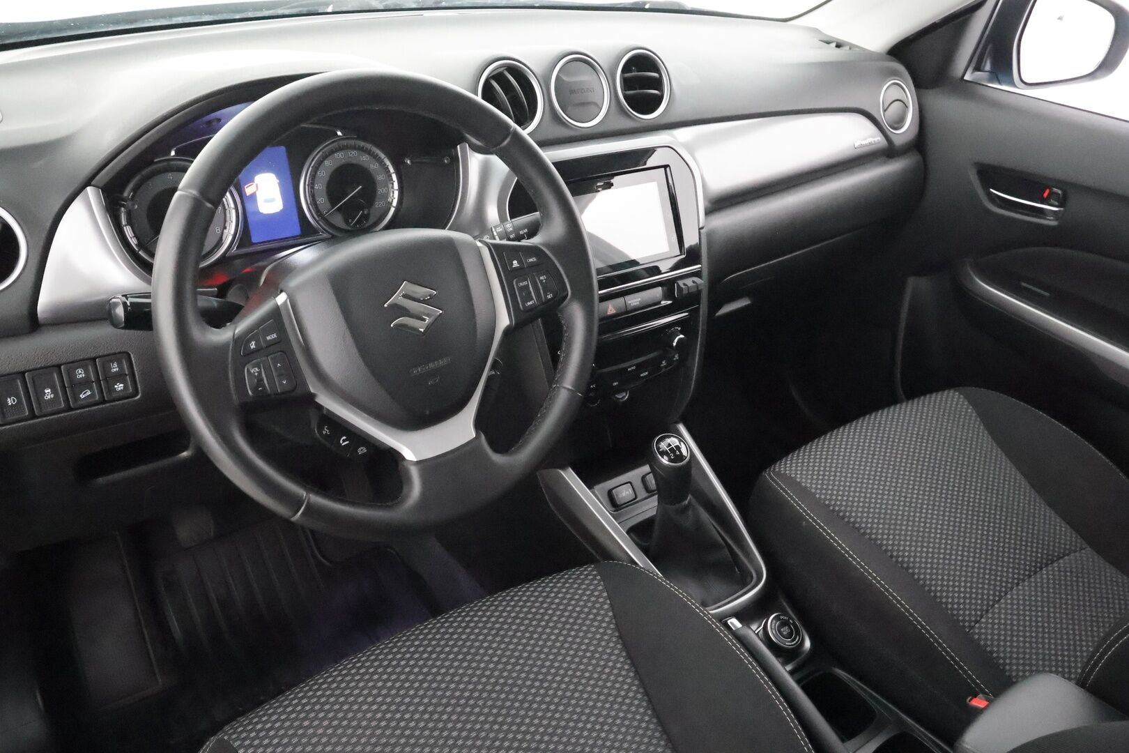 Suzuki Vitara 2019 112 BOOSTERJET 4WD GL+ 5MT *1.OM Suomi-auto / ACC / P.Kamera / Kaistavahti / BT* - Lohko / Kahdet renkaat aluvanteilla / Merkkihuollettu - HULLUT AVAJAISHULINAT KORKOTARJOUS 3,29 %