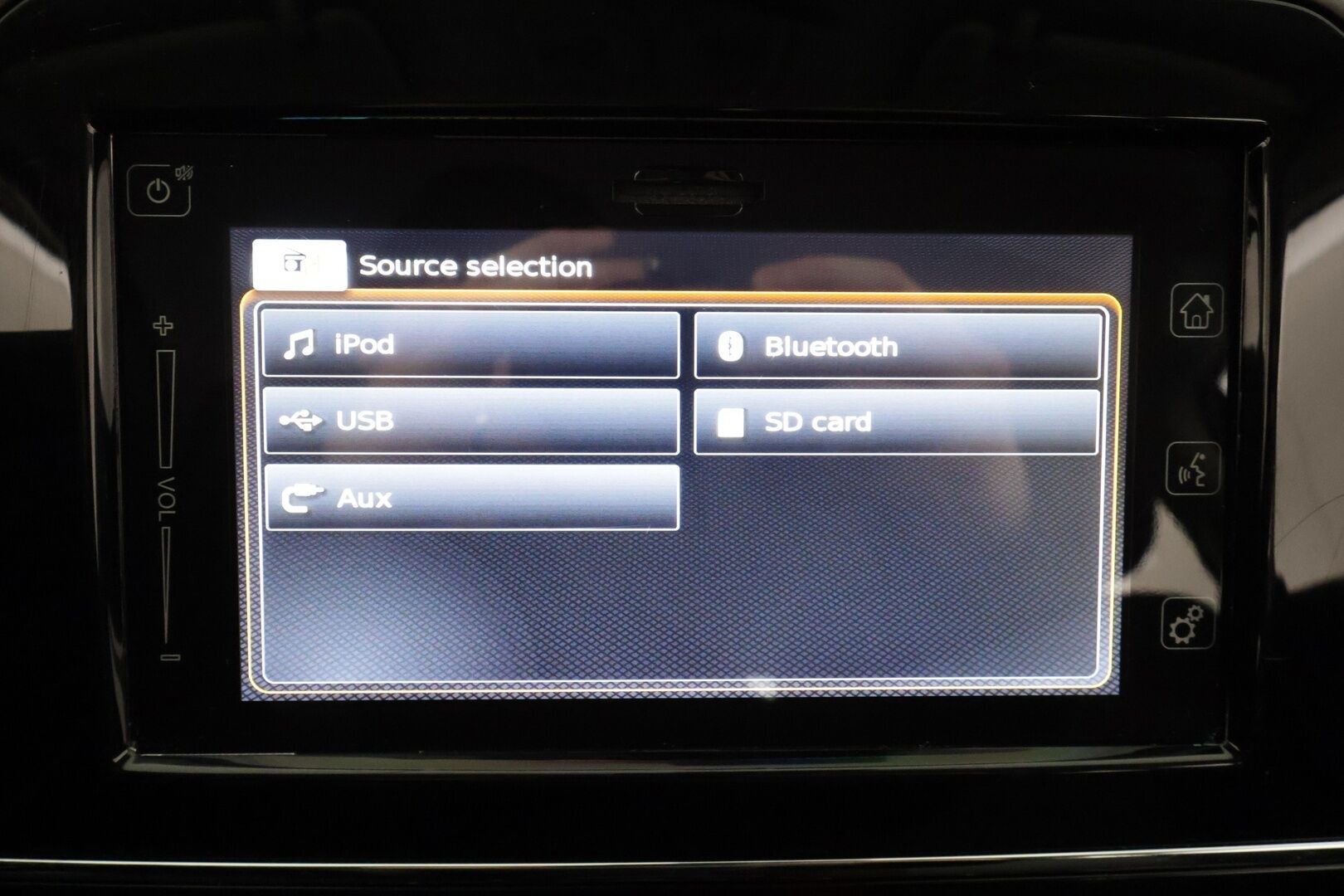 Suzuki Vitara 2019 112 BOOSTERJET 4WD GL+ 5MT *1.OM Suomi-auto / ACC / P.Kamera / Kaistavahti / BT* - Lohko / Kahdet renkaat aluvanteilla / Merkkihuollettu - HULLUT AVAJAISHULINAT KORKOTARJOUS 3,29 %