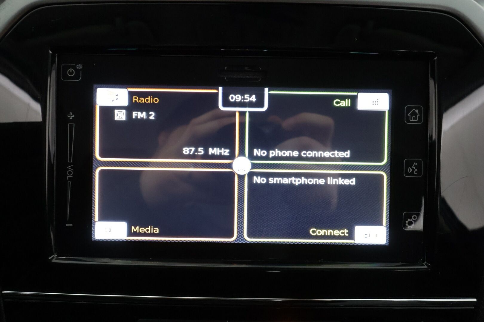 Suzuki Vitara 2019 112 BOOSTERJET 4WD GL+ 5MT *1.OM Suomi-auto / ACC / P.Kamera / Kaistavahti / BT* - Lohko / Kahdet renkaat aluvanteilla / Merkkihuollettu - HULLUT AVAJAISHULINAT KORKOTARJOUS 3,29 %