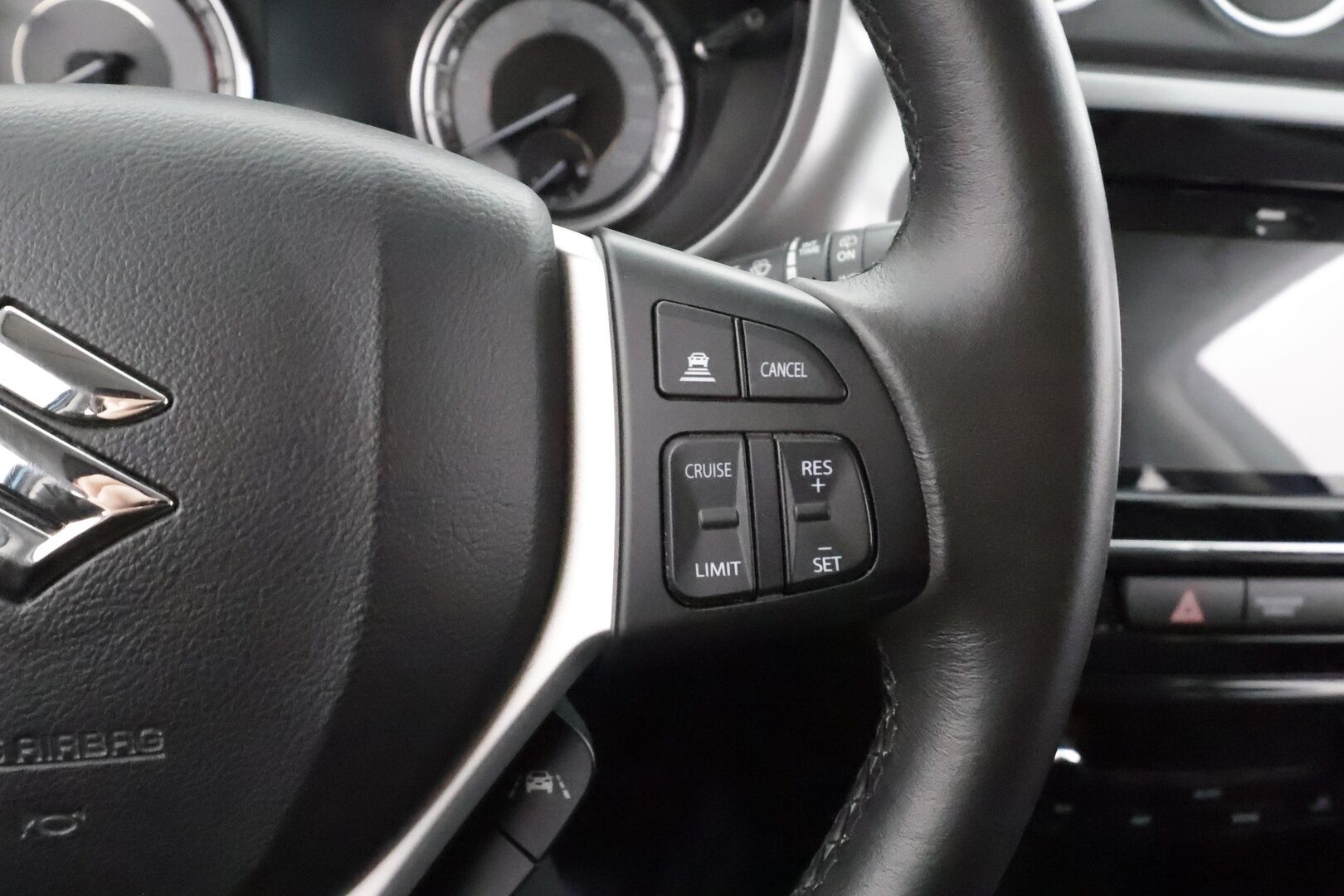 Suzuki Vitara 2019 112 BOOSTERJET 4WD GL+ 5MT *1.OM Suomi-auto / ACC / P.Kamera / Kaistavahti / BT* - Lohko / Kahdet renkaat aluvanteilla / Merkkihuollettu - HULLUT AVAJAISHULINAT KORKOTARJOUS 3,29 %