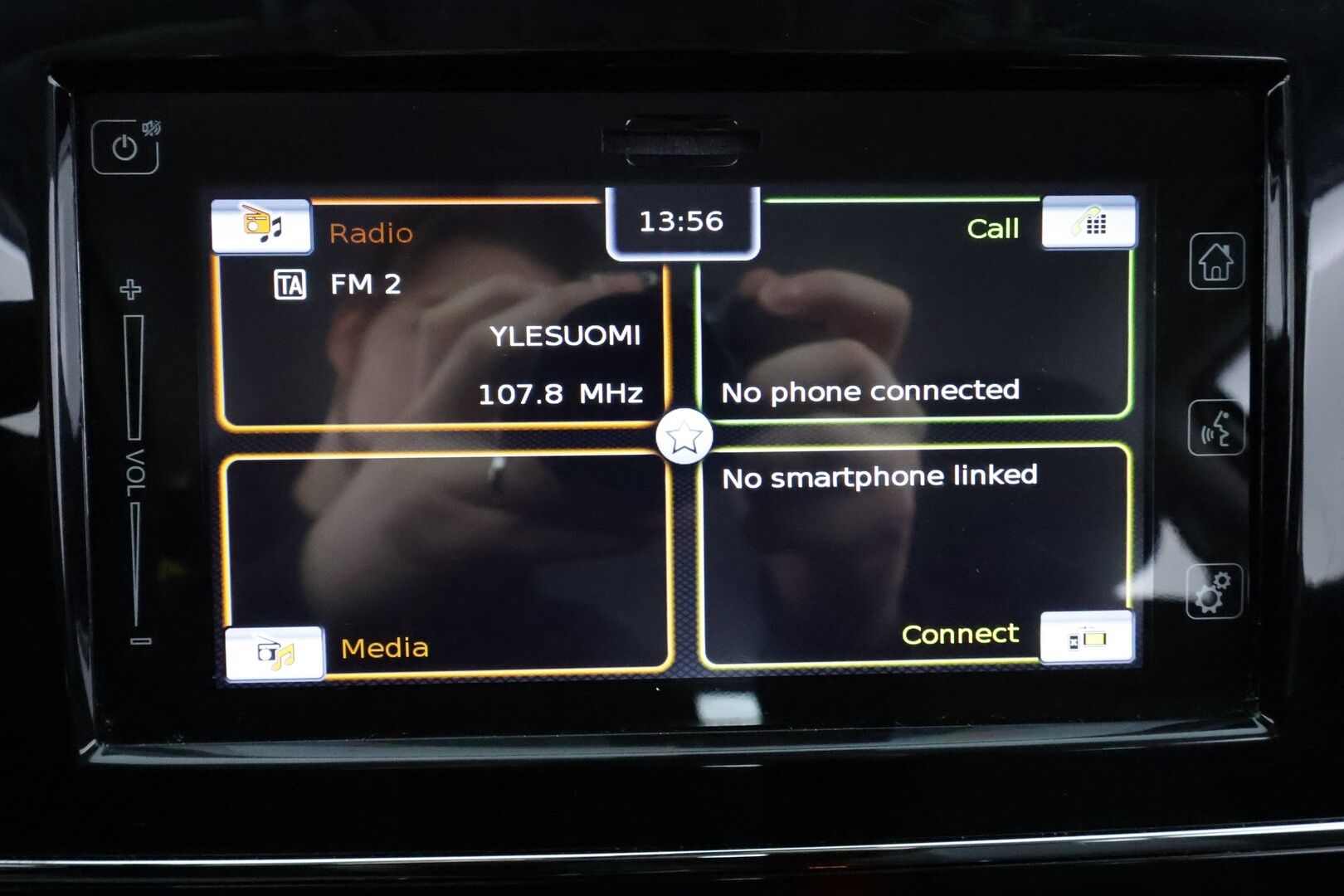 Suzuki Vitara 2019 140 BOOSTERJET 4WD GL+ 6MT * 1.Om Suomi-auto / ACC / P.kamera / Radio / Koukku * - Kahdet renkaat aluvanteilla - HULLU BLACKWEEK KORKOTARJOUS 2,49%