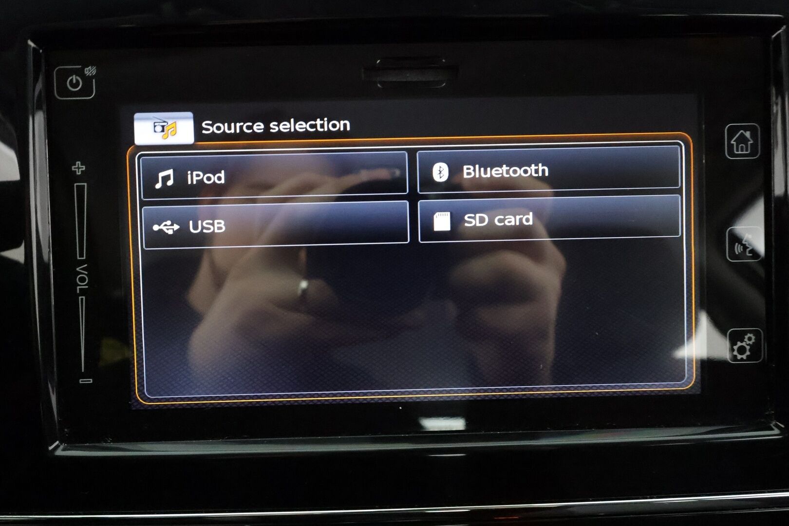 Suzuki Vitara 2019 140 BOOSTERJET 4WD GL+ 6MT * 1.Om Suomi-auto / ACC / P.kamera / Radio / Koukku * - Kahdet renkaat aluvanteilla - HULLU BLACKWEEK KORKOTARJOUS 2,49%