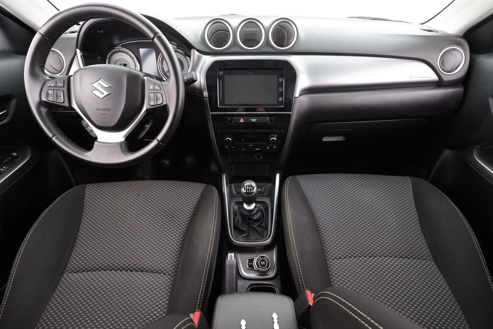 Suzuki Vitara 2019 140 BOOSTERJET 4WD GL+ 6MT * 1.Om Suomi-auto / ACC / P.kamera / Radio / Koukku * - Kahdet renkaat aluvanteilla - HULLU BLACKWEEK KORKOTARJOUS 2,49%