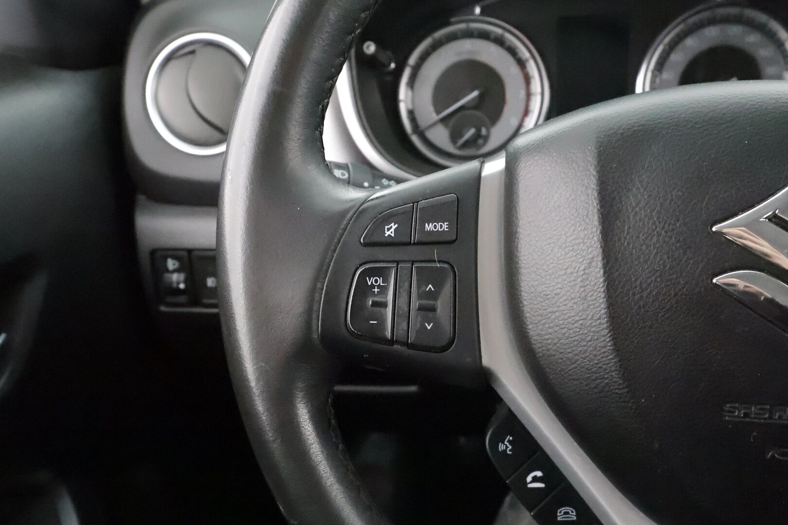 Suzuki Vitara 2019 140 BOOSTERJET 4WD GL+ 6MT * 1.Om Suomi-auto / ACC / P.kamera / Radio / Koukku * - Kahdet renkaat aluvanteilla - HULLU BLACKWEEK KORKOTARJOUS 2,49%