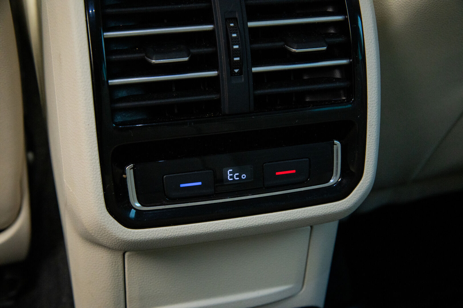 Volkswagen Passat 2016 Variant GTE Plug-In Hybrid 160 kW (218 hv) DSG-automaatti - Hierova penkki | ACC | Koukku | Veeman vanteet | P.Kamera | 2x renkaat&alumiinivanteet