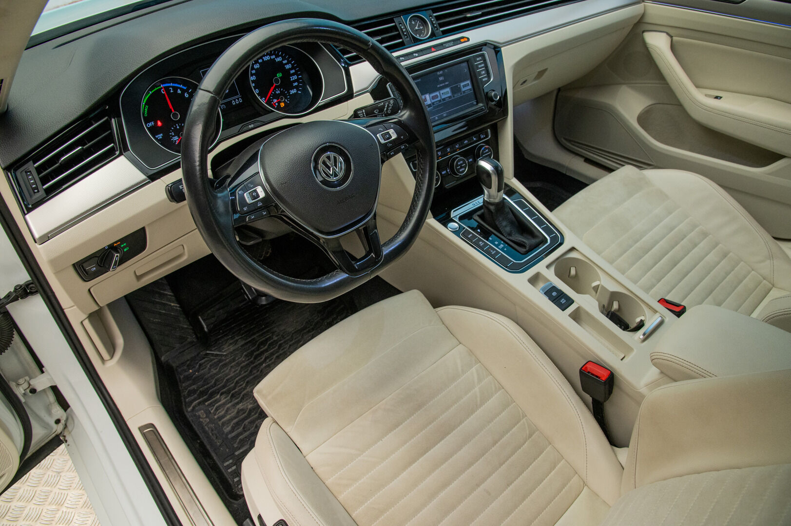 Volkswagen Passat 2016 Variant GTE Plug-In Hybrid 160 kW (218 hv) DSG-automaatti - Hierova penkki | ACC | Koukku | Veeman vanteet | P.Kamera | 2x renkaat&alumiinivanteet