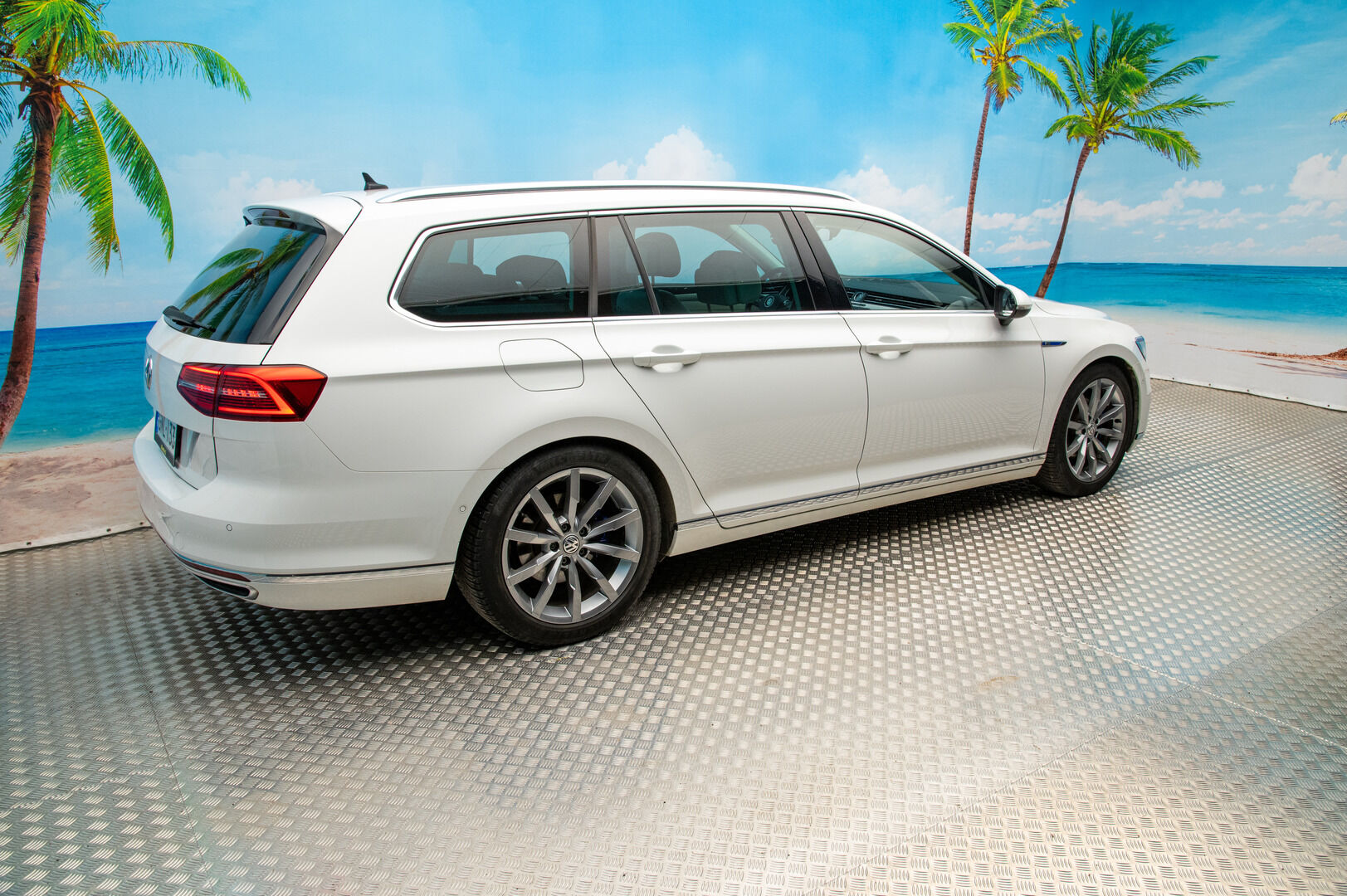 Volkswagen Passat 2016 Variant GTE Plug-In Hybrid 160 kW (218 hv) DSG-automaatti - Hierova penkki | ACC | Koukku | Veeman vanteet | P.Kamera | 2x renkaat&alumiinivanteet