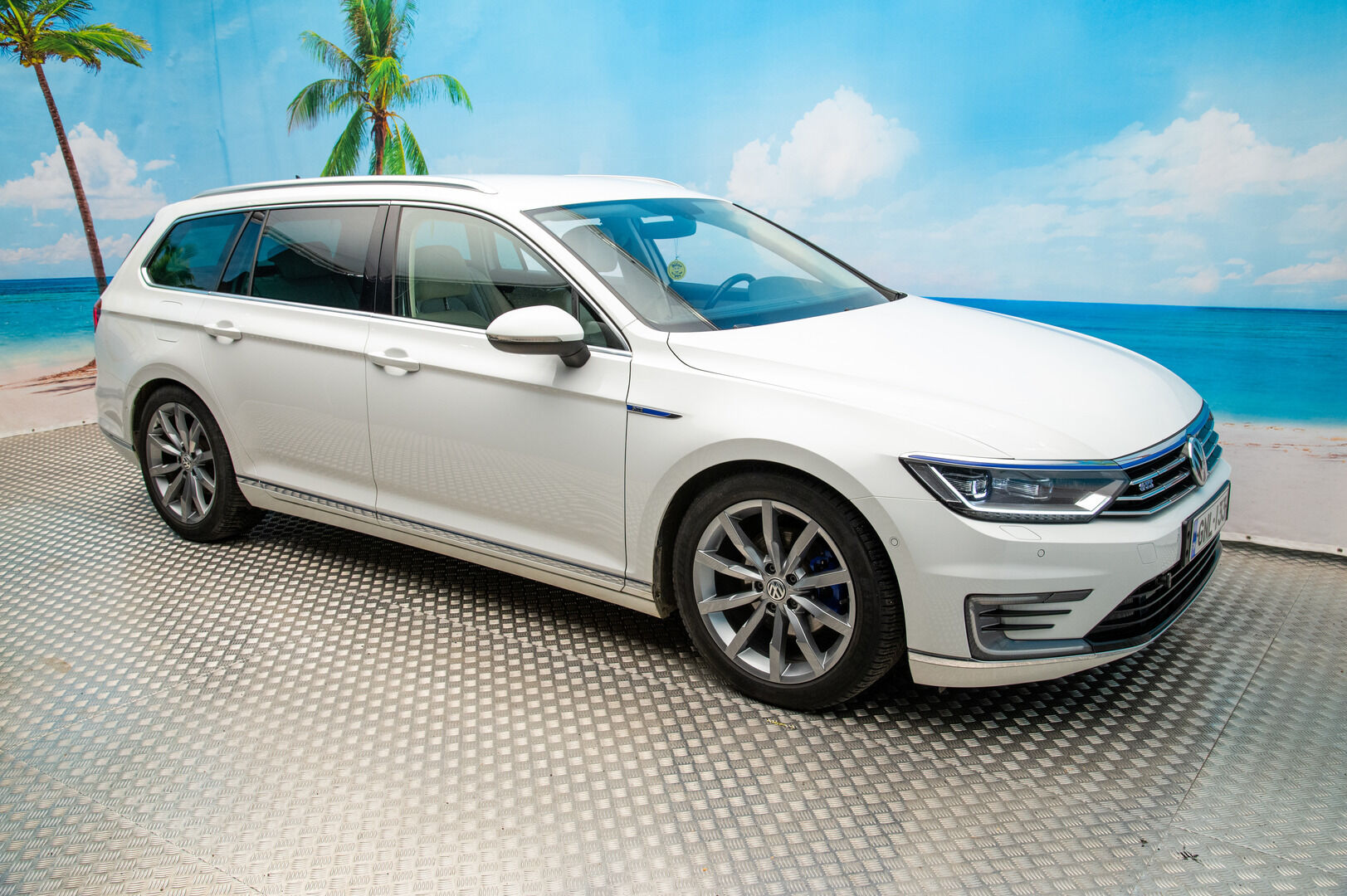 Volkswagen Passat 2016 Variant GTE Plug-In Hybrid 160 kW (218 hv) DSG-automaatti - Hierova penkki | ACC | Koukku | Veeman vanteet | P.Kamera | 2x renkaat&alumiinivanteet