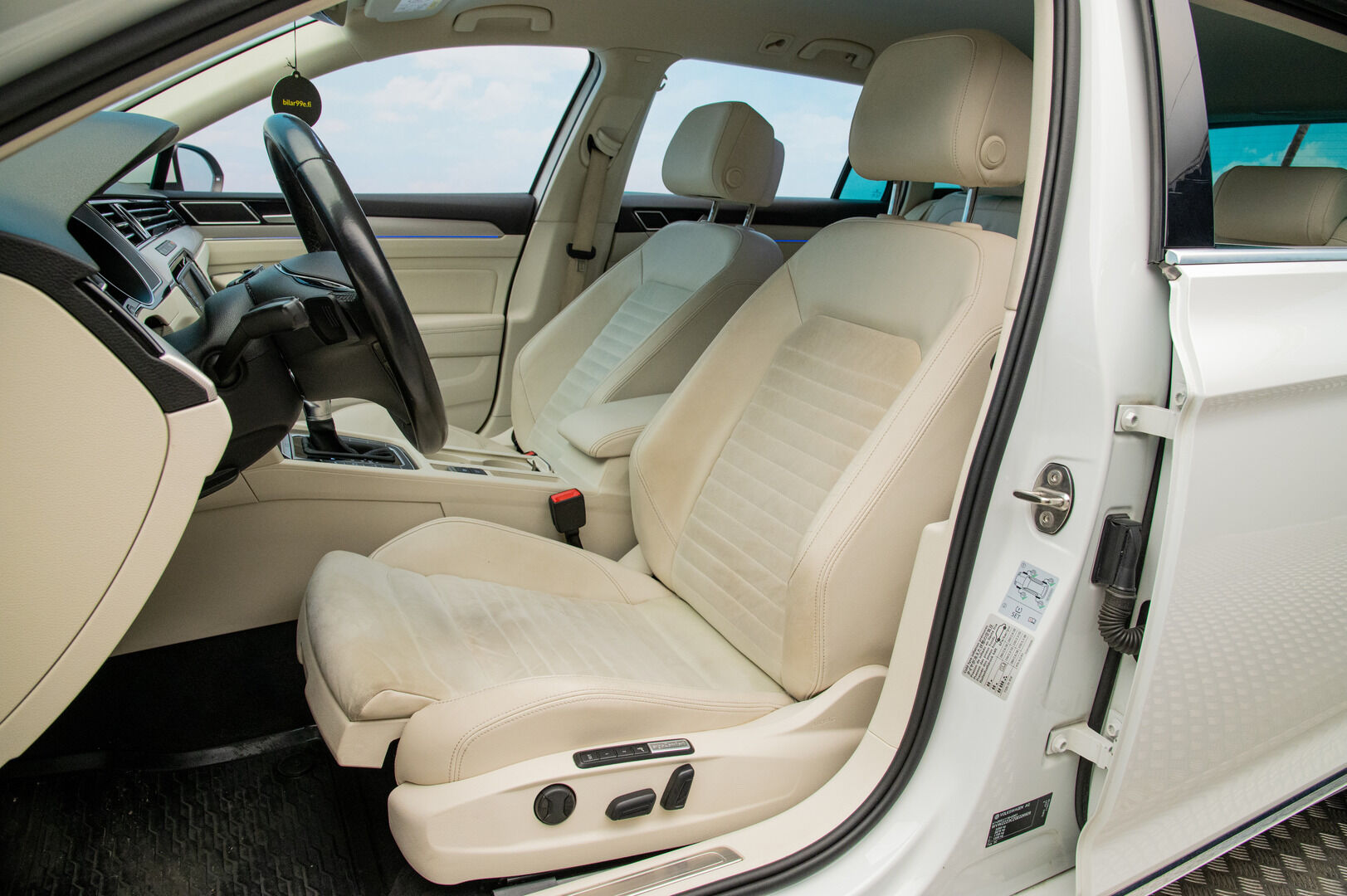 Volkswagen Passat 2016 Variant GTE Plug-In Hybrid 160 kW (218 hv) DSG-automaatti - Hierova penkki | ACC | Koukku | Veeman vanteet | P.Kamera | 2x renkaat&alumiinivanteet