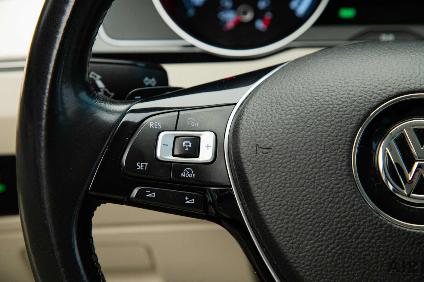 Volkswagen Passat 2016 Variant GTE Plug-In Hybrid 160 kW (218 hv) DSG-automaatti - Hierova penkki | ACC | Koukku | Veeman vanteet | P.Kamera | 2x renkaat&alumiinivanteet