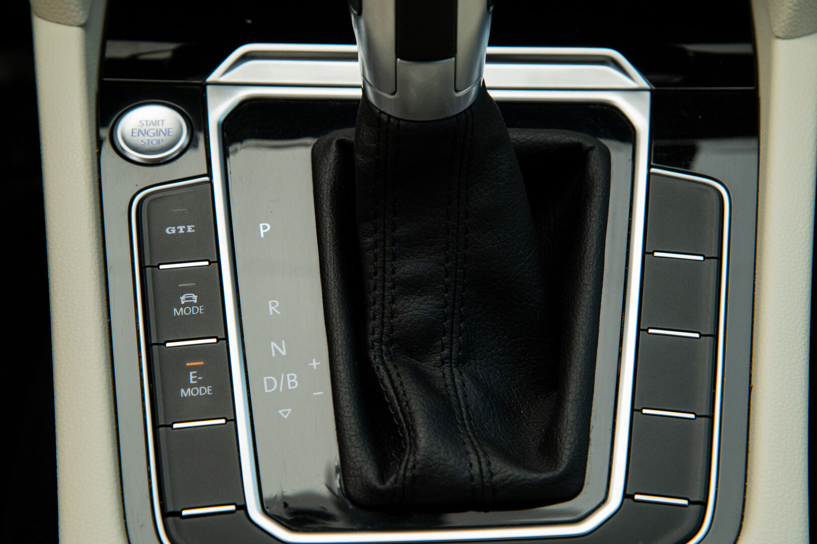 Volkswagen Passat 2016 Variant GTE Plug-In Hybrid 160 kW (218 hv) DSG-automaatti - Hierova penkki | ACC | Koukku | Veeman vanteet | P.Kamera | 2x renkaat&alumiinivanteet
