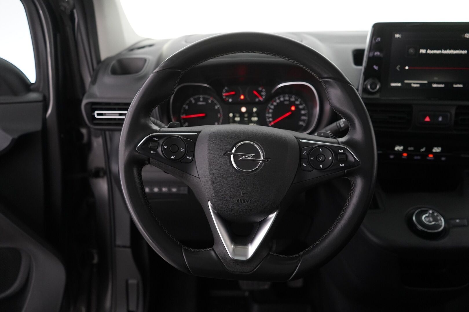 Opel Combo 2019 1.5 DTH Life Innovation Start/Stop 96 kW AT8 *Webasto / Lasikatto / 360 kamera / Vakkari / BT / Carplay / Blis* - Suomi-auto / Viimeisin huolto 8/2025 / Kahdet renkaat + vanteet / Jakopää 2024!