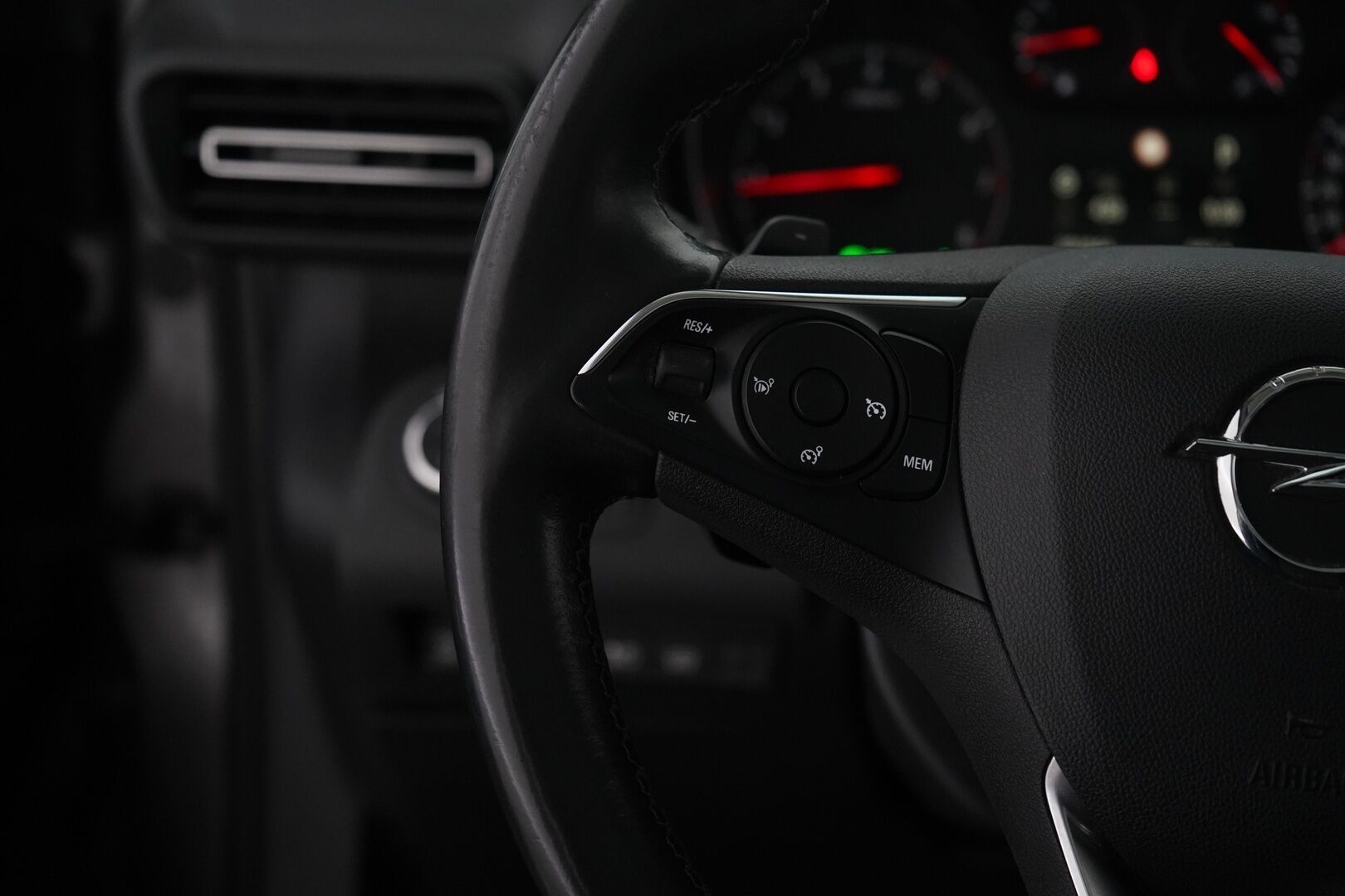 Opel Combo 2019 1.5 DTH Life Innovation Start/Stop 96 kW AT8 *Webasto / Lasikatto / 360 kamera / Vakkari / BT / Carplay / Blis* - Suomi-auto / Viimeisin huolto 8/2025 / Kahdet renkaat + vanteet / Jakopää 2024!